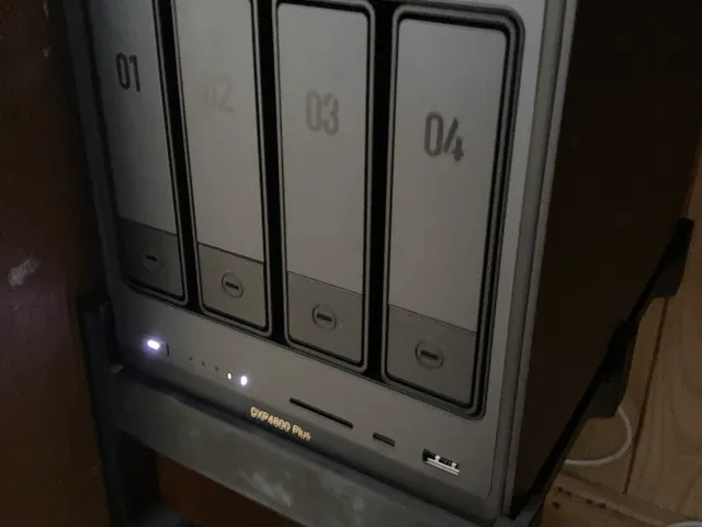 Wall-mount Ugreen NAS 4800 pro or plus