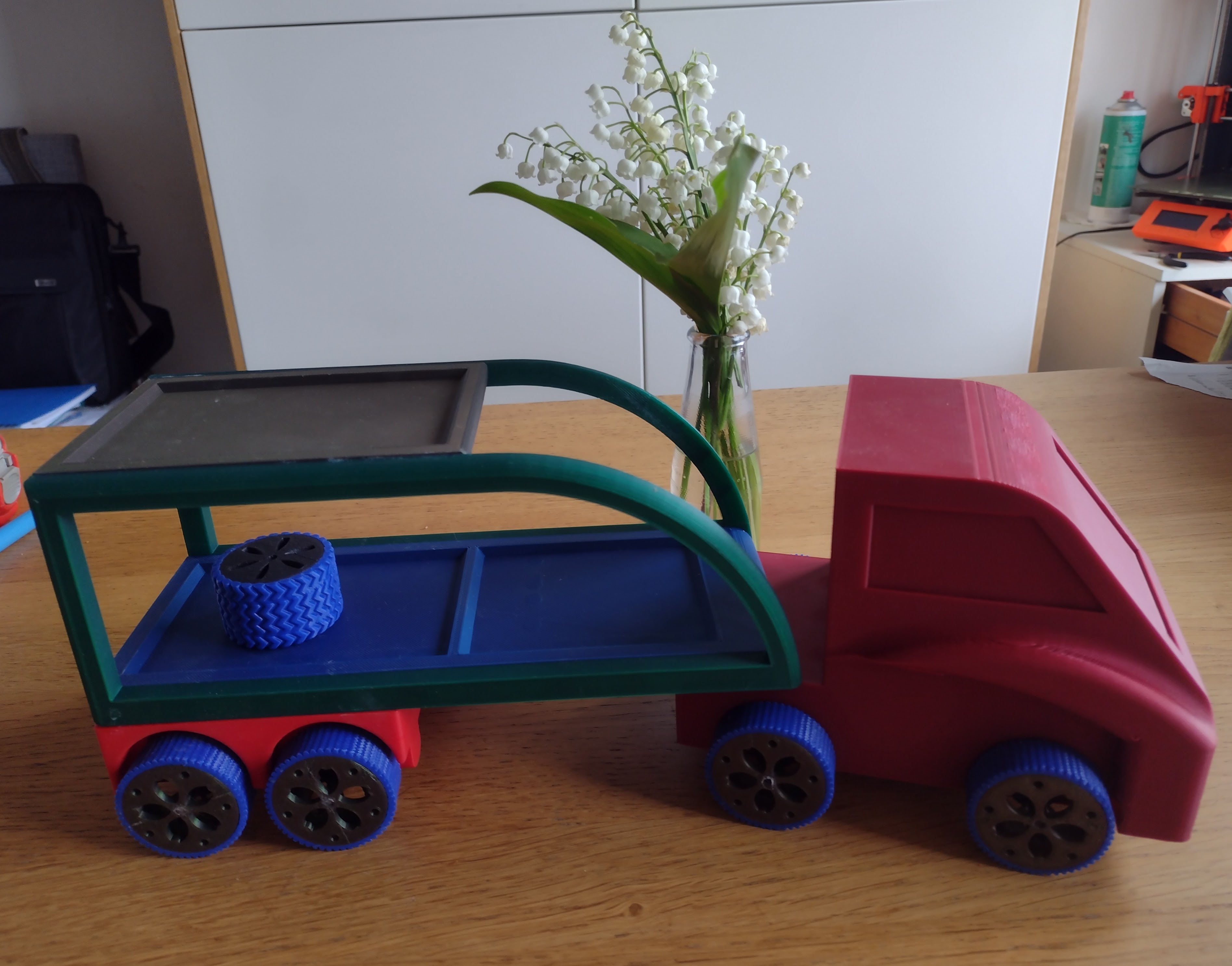 Speelgoed kamion, vrachtauto. Toy truck, vehicles, camión de juguete