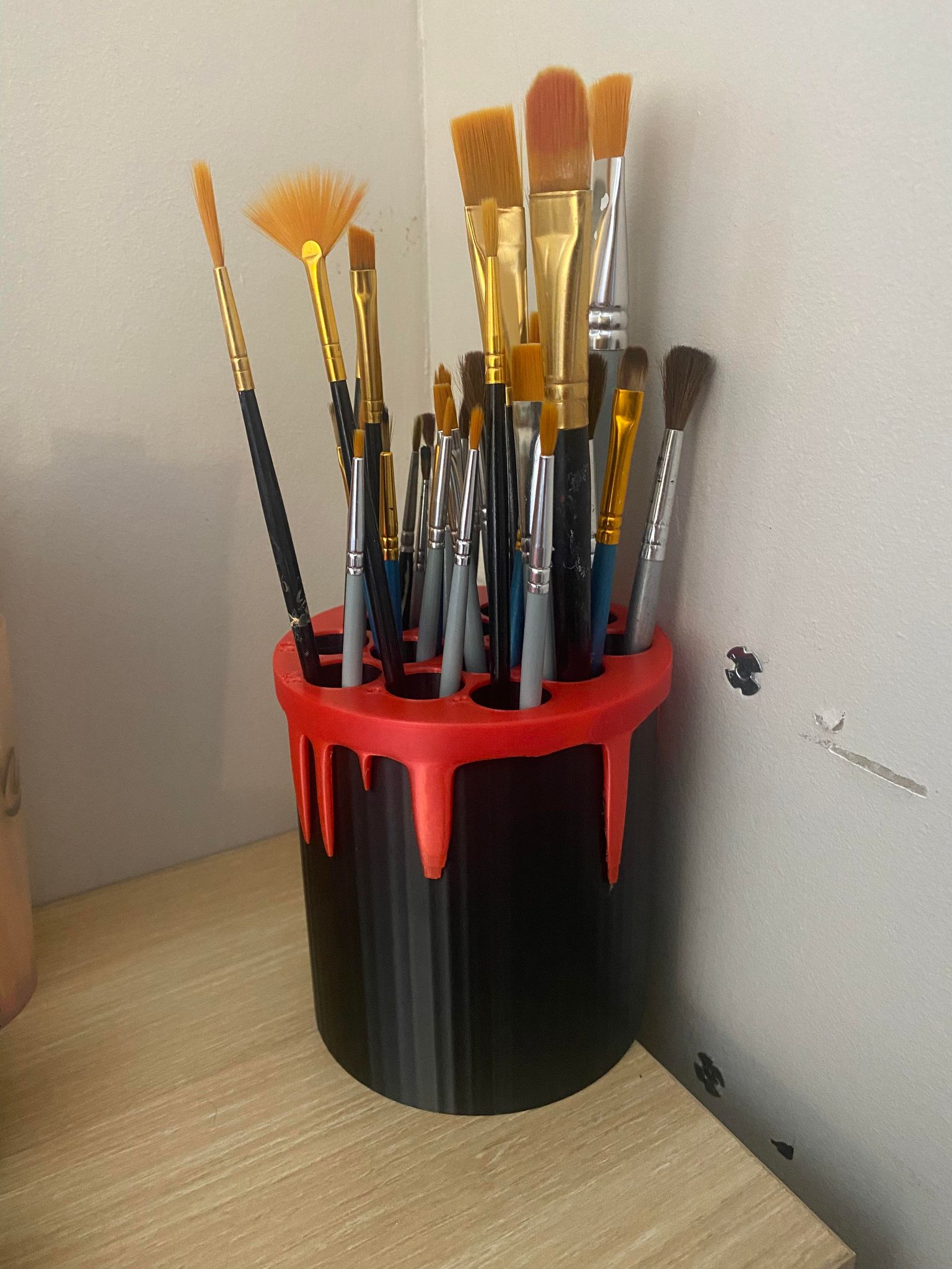 Paint pot for brushes