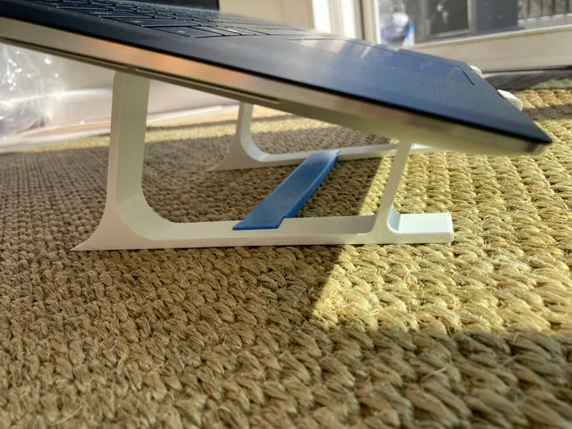 Laptop stand for a Dell XPS 15/17