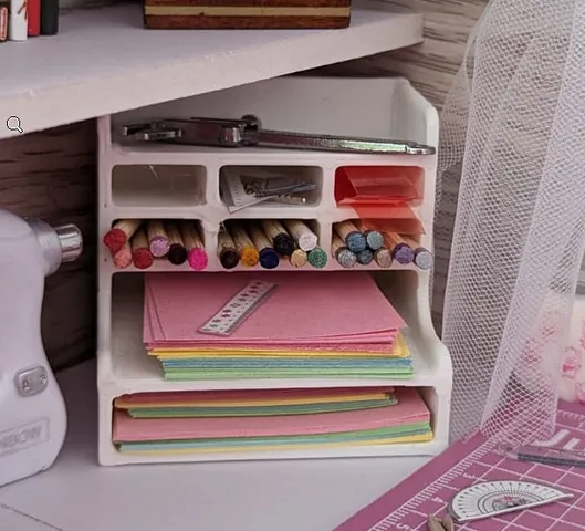 Deskorganizer or drawing/art-shelf for on desk use for dolls - 1:6