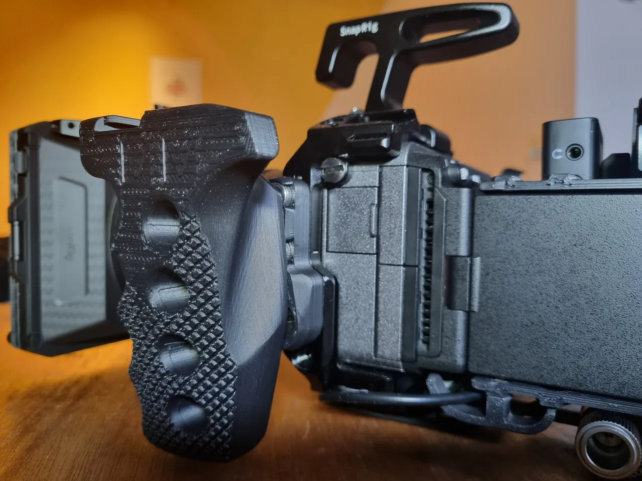 Camera Side Handle With Cold Shoe (1/4＇＇ screws) by mick0matic