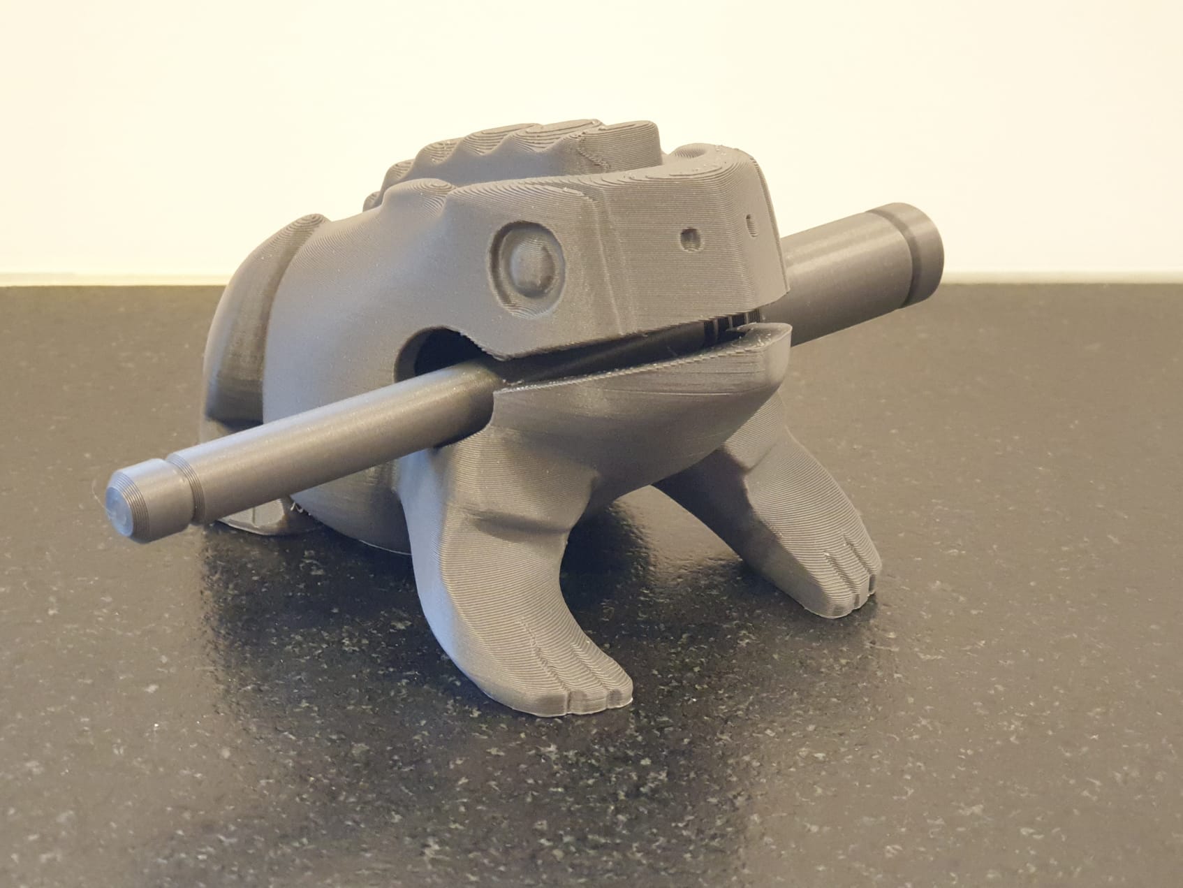 Percussion frog with support only in the mouth
