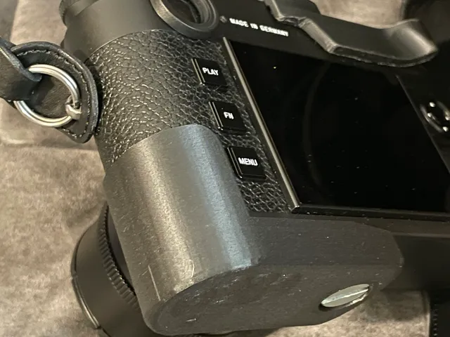Leica M11 P Grip with Airtag