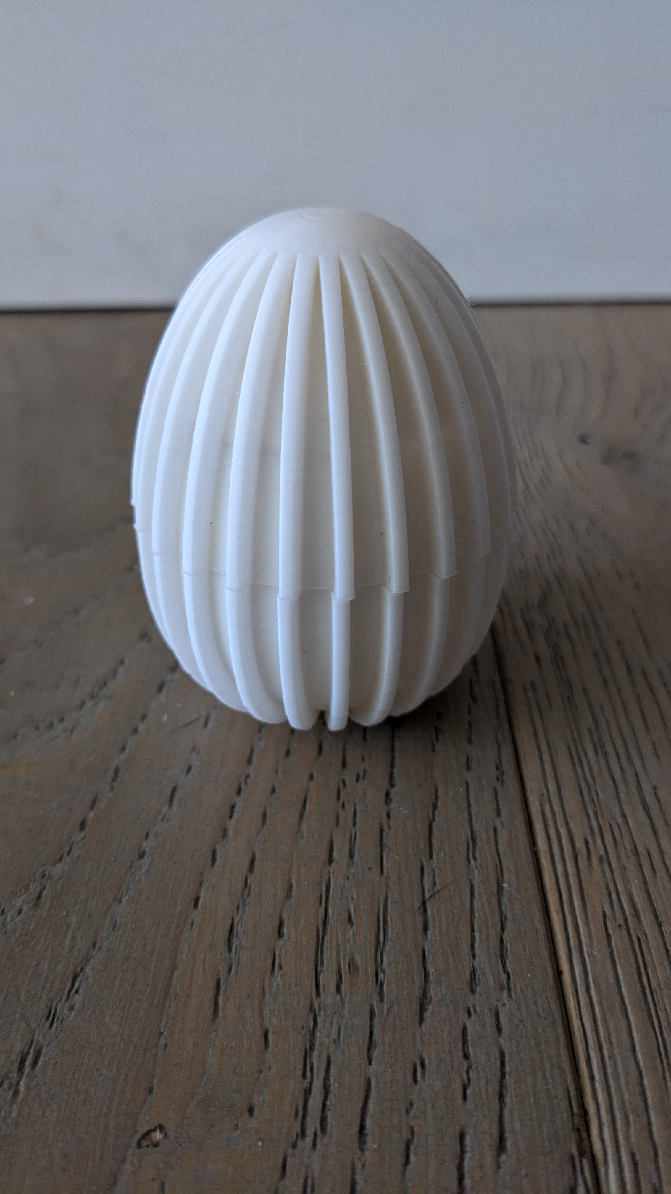 Patterned threaded egg
