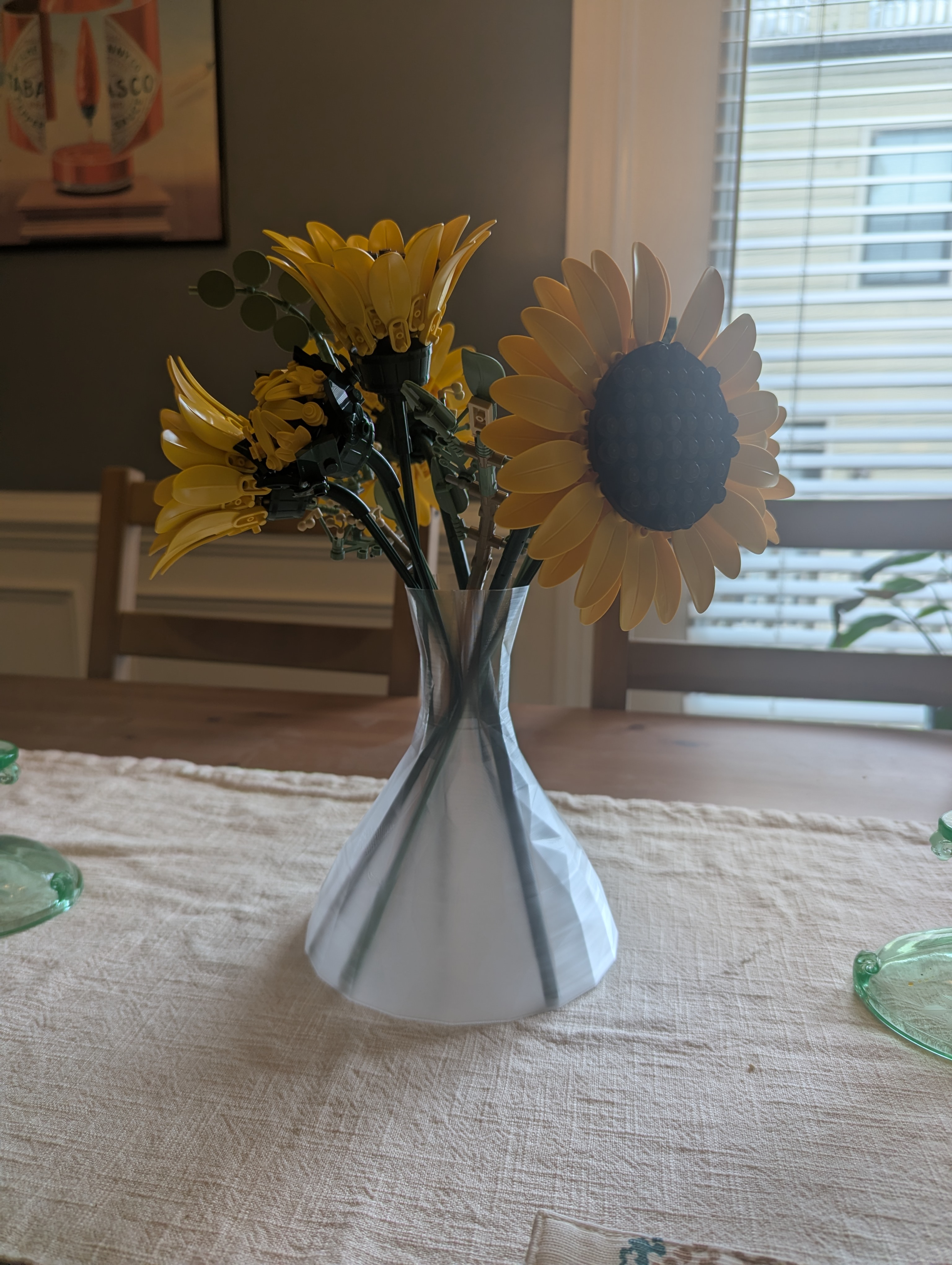 Stable, low-poly, vase-mode sunflower vase for real or LEGO flowers