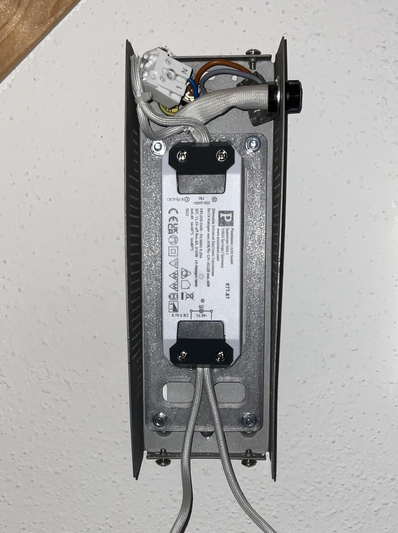 Plate to retrofit a halogen trafo to a LED trafo