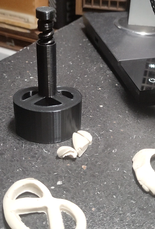 Pretzel cutter with press cleaner