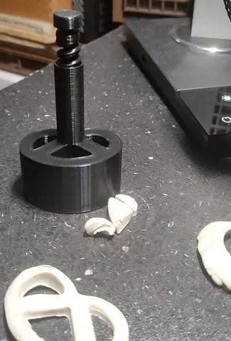 Pretzel cutter with press cleaner