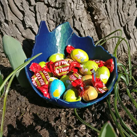 Cracked egg shell for candy or storage