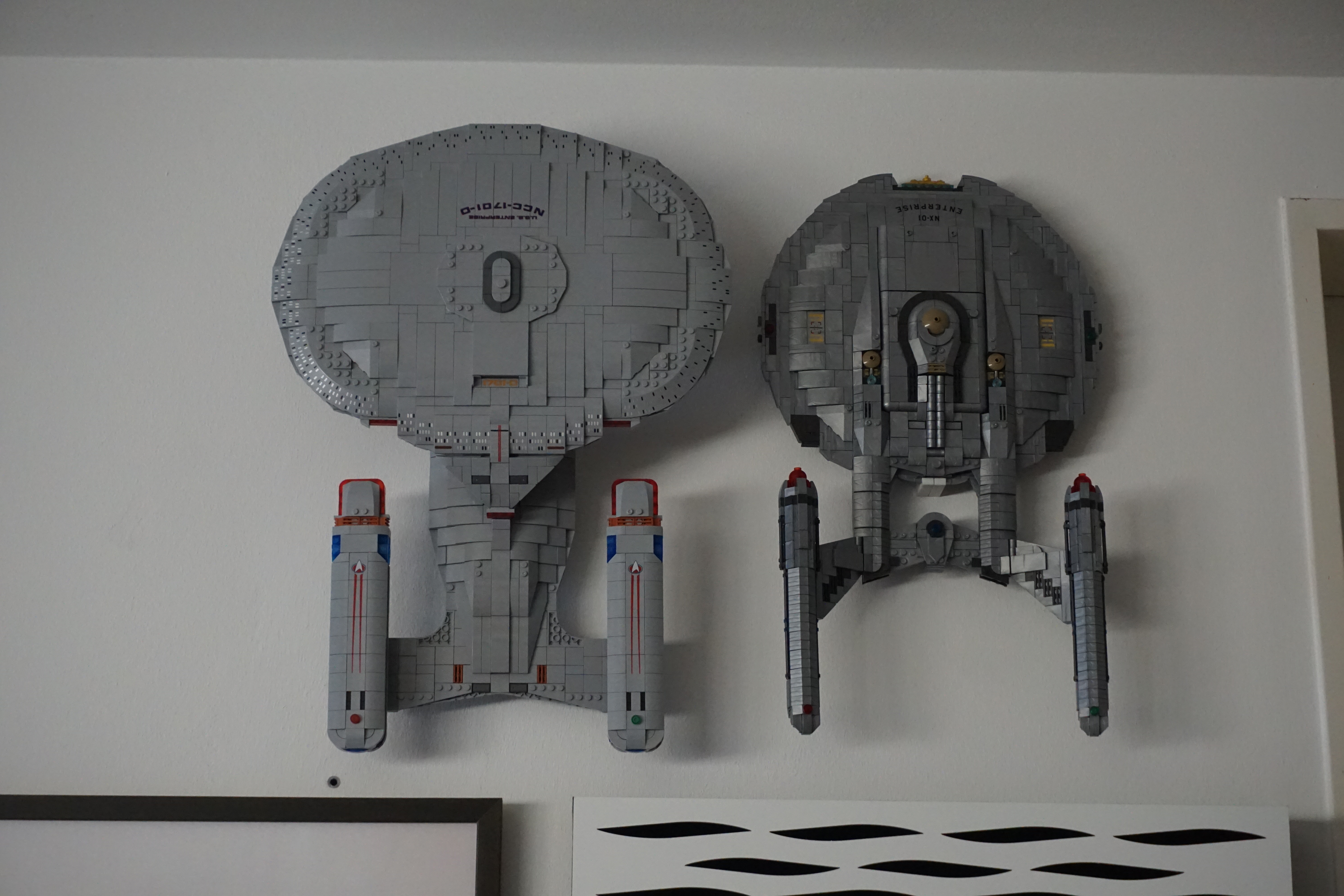 Wall mount adapter for the Bluebrixx Star Trek TNG Enterprise set