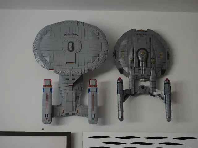 Wall mount adapter for the Bluebrixx Star Trek TNG Enterprise  set