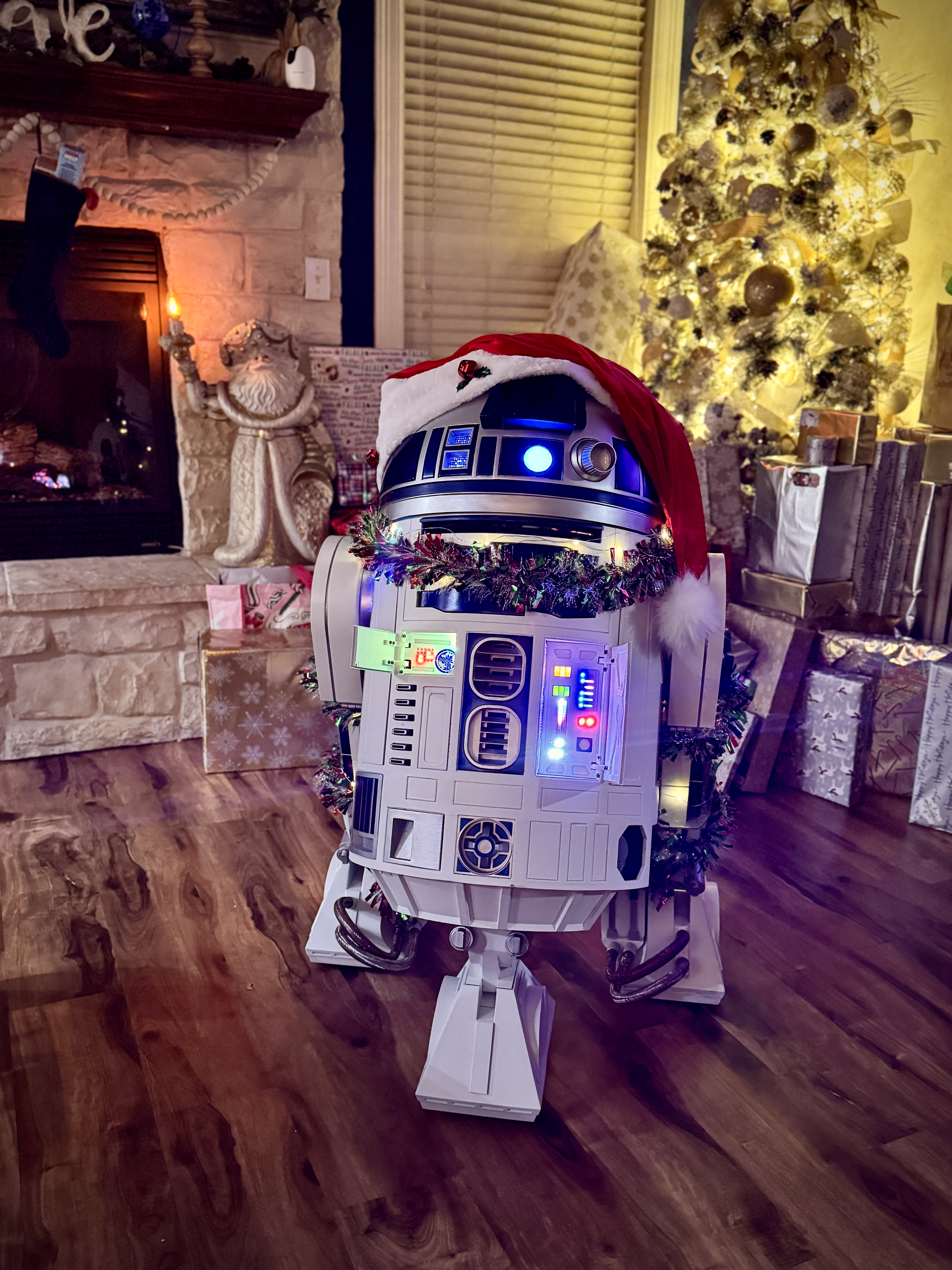 R2-D2 Charging Bay Round Tactical Display