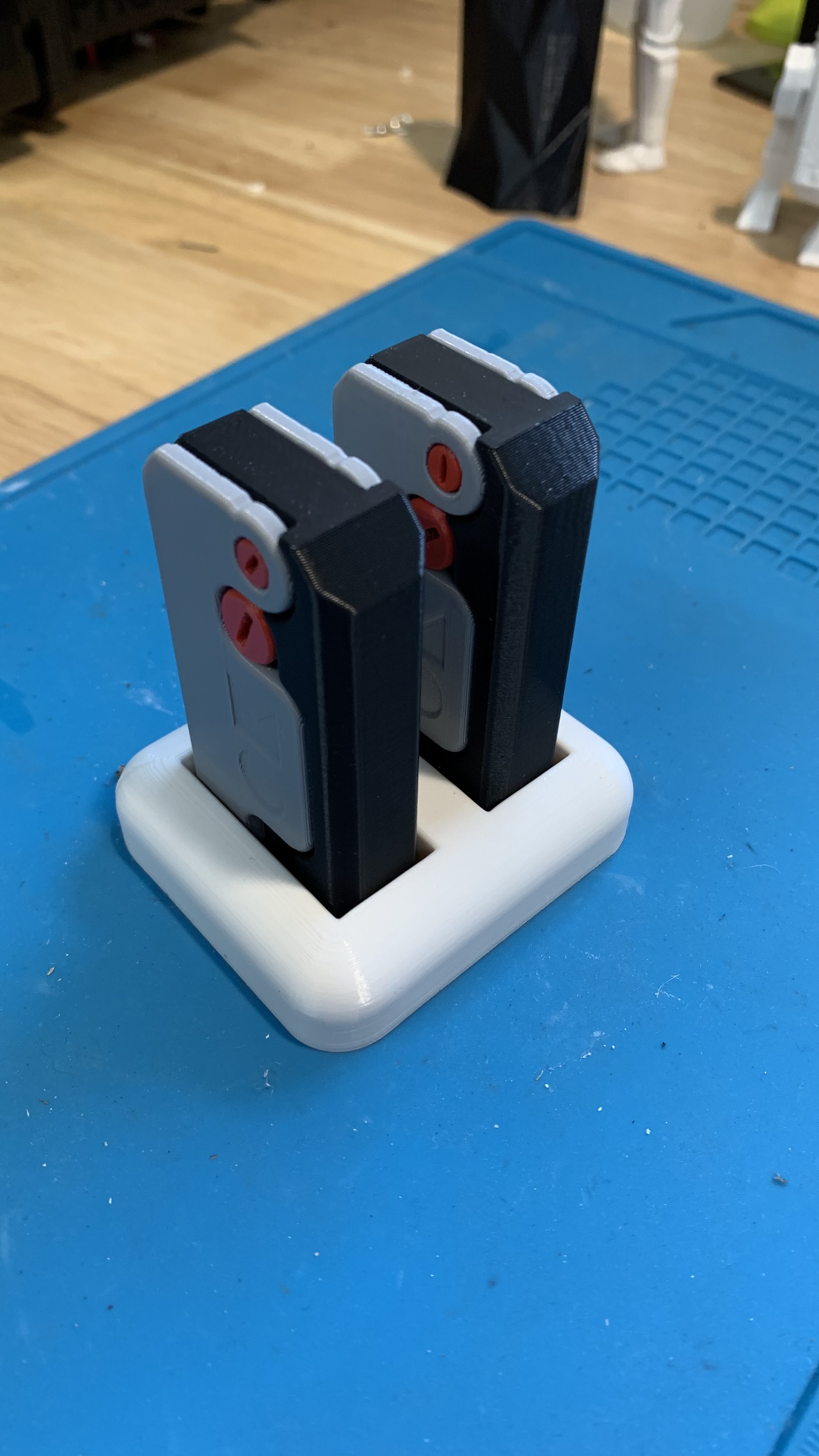 Gravity Knife Stand