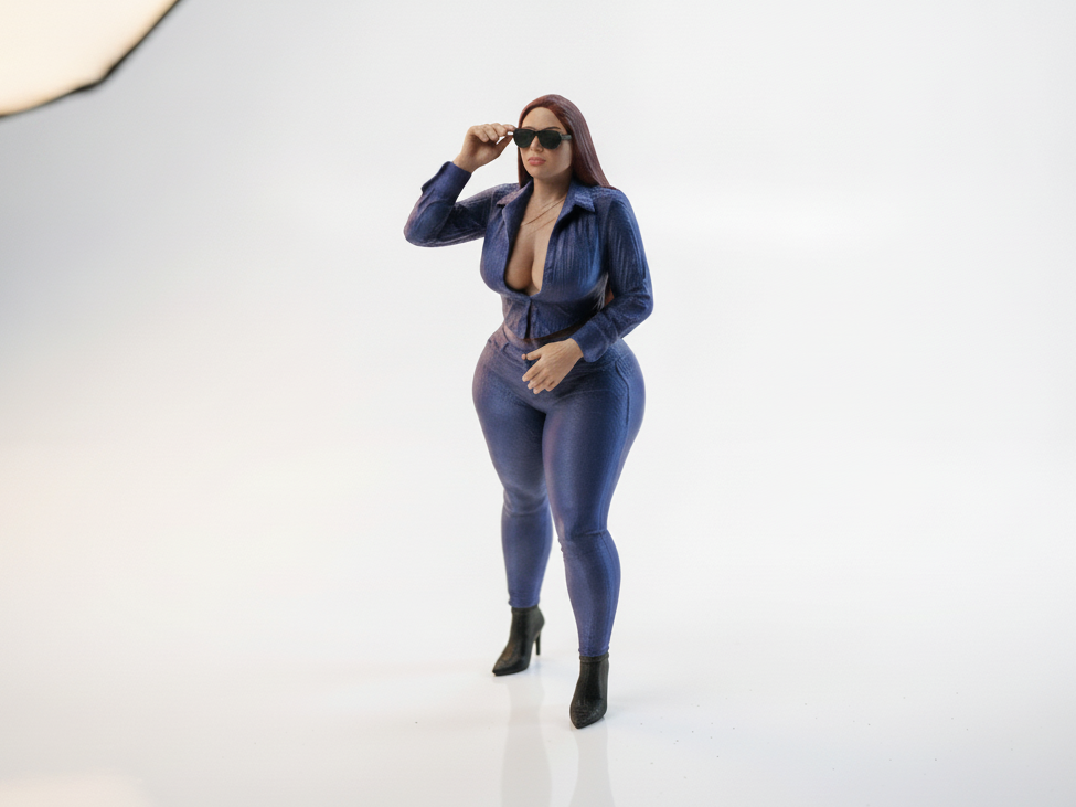 Curvy Woman in Sunglasses Figurine 3D Printable