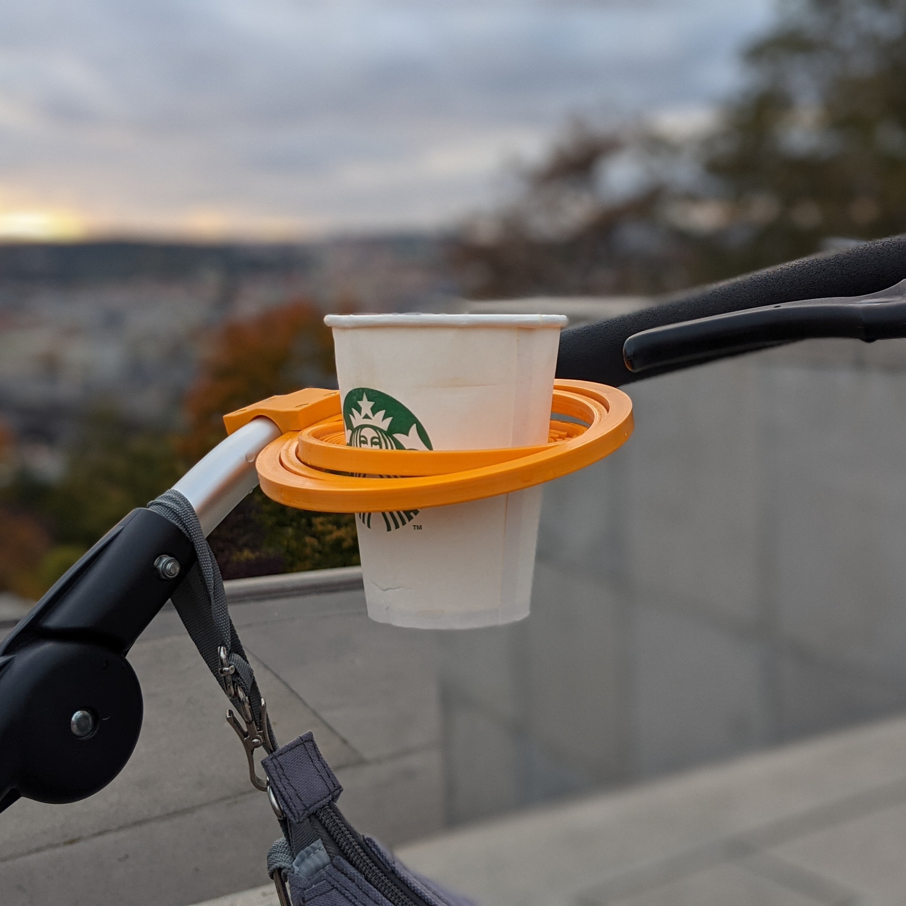 Self-leveling cup holder for TFK stroller