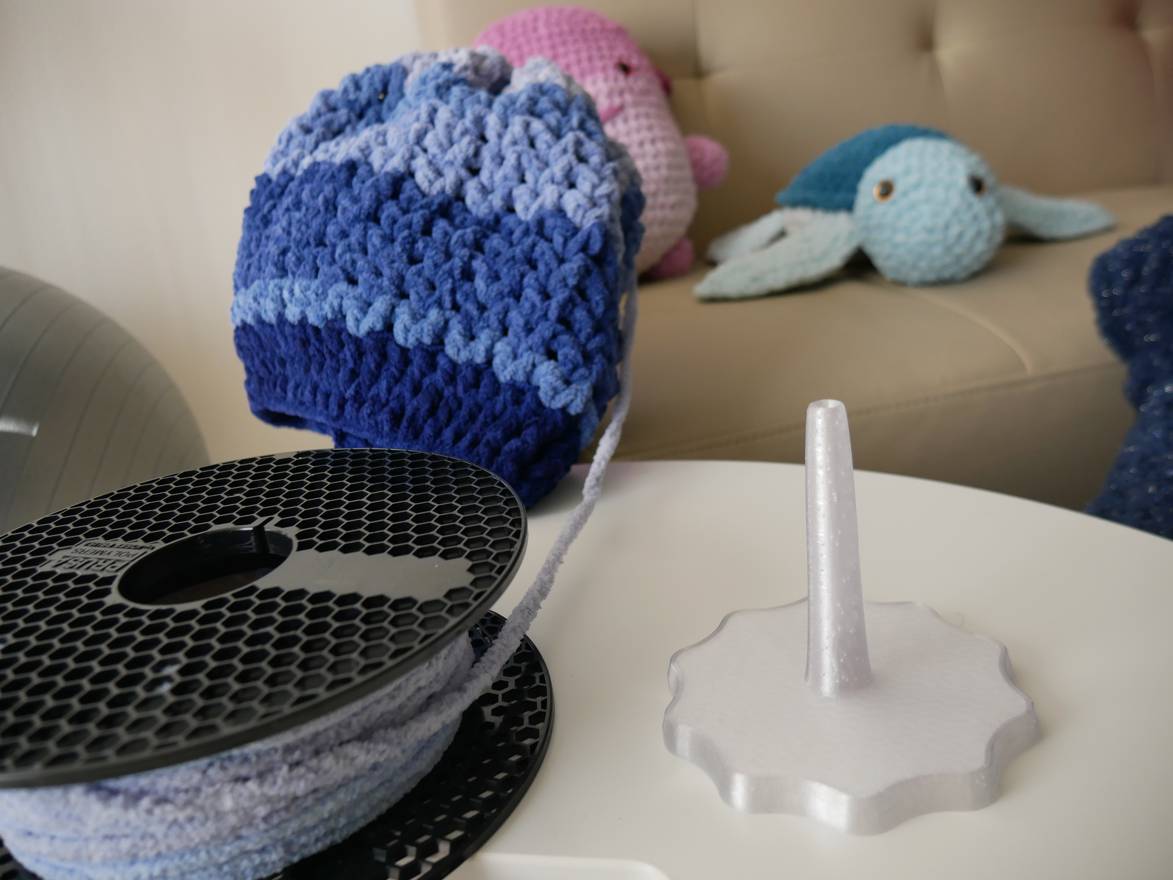 Yarn spool holder