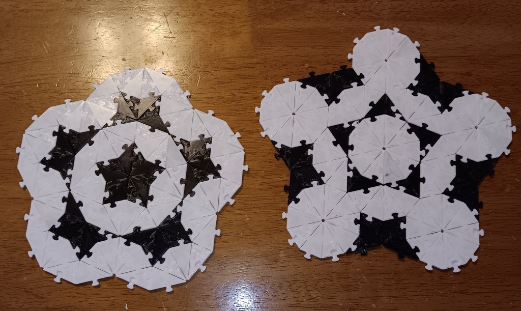 Flippable Robinson triangles (Penrose tiling variation)
