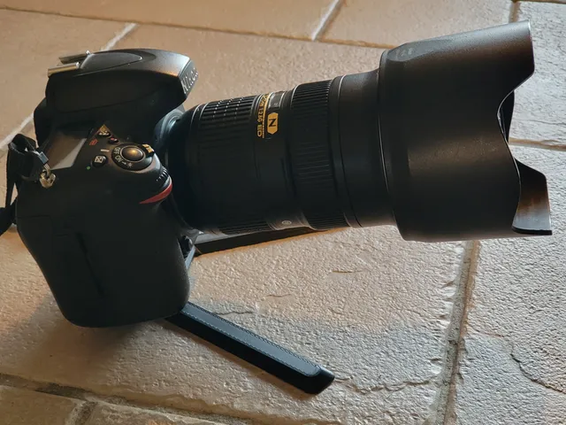 Camera stand for Peak Design Capture Clip