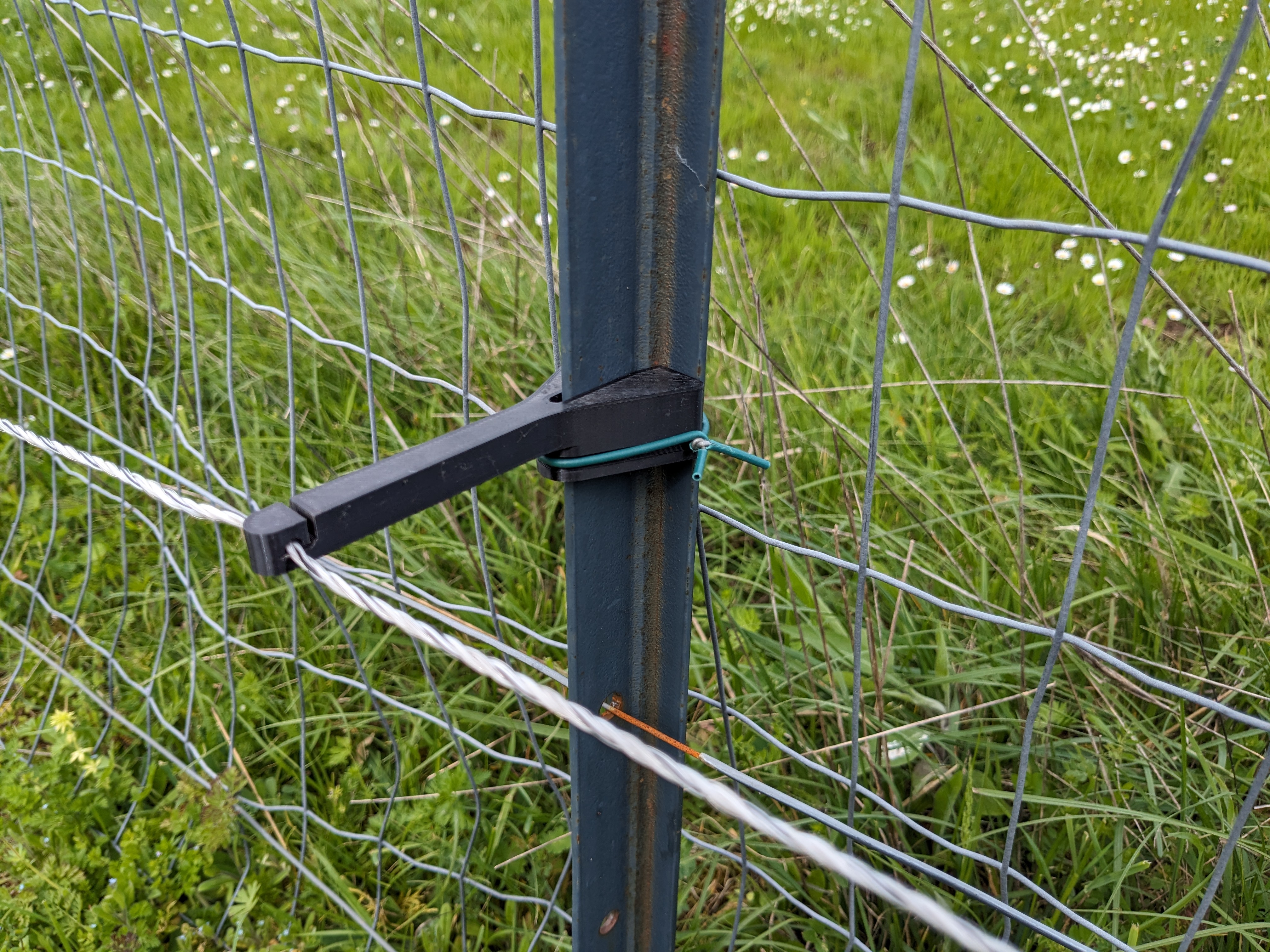 Electric fence wire insulator, for T35 posts