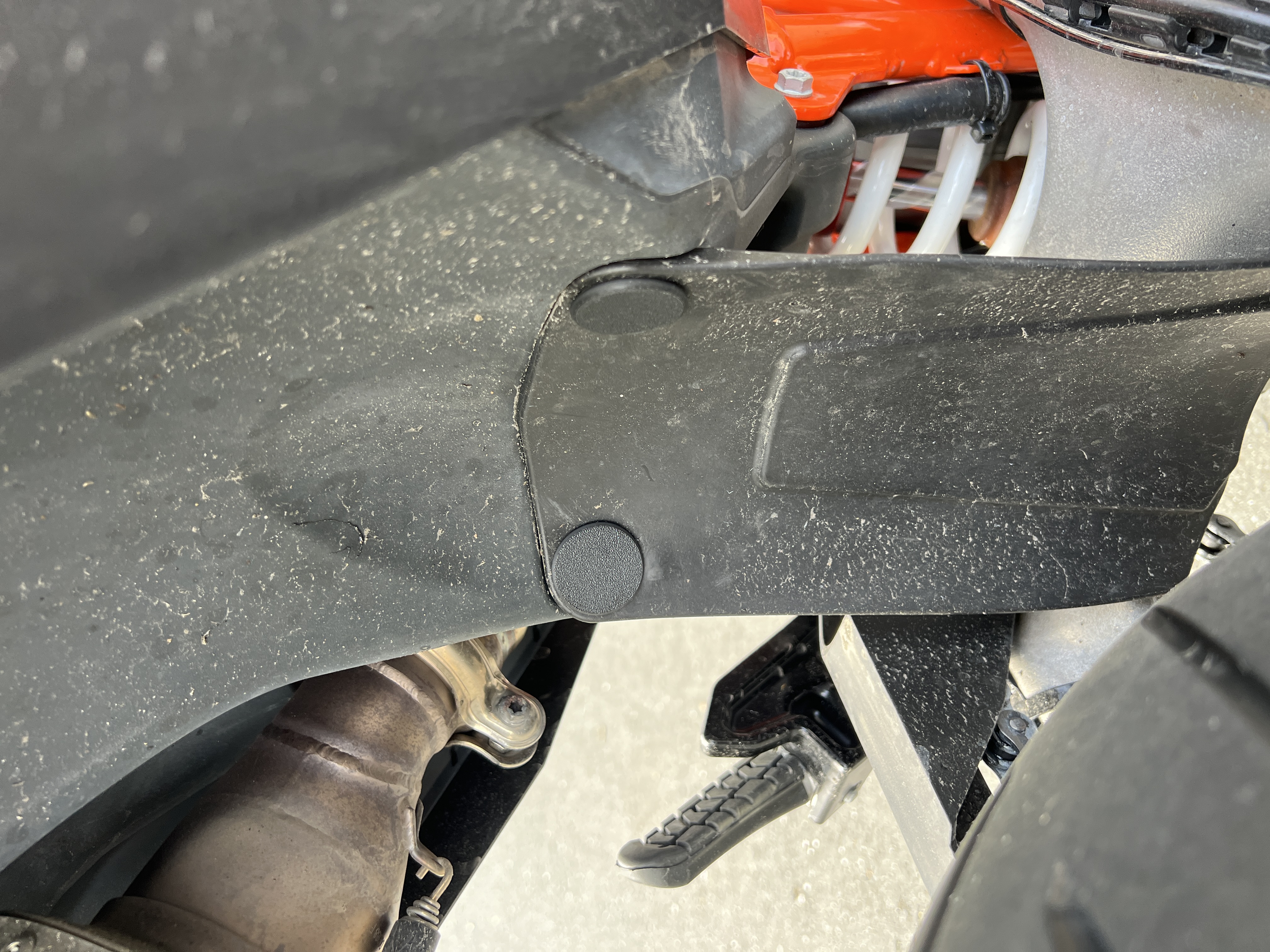 KTM 690 SMCR screw cap/ Schraubenabdeckung