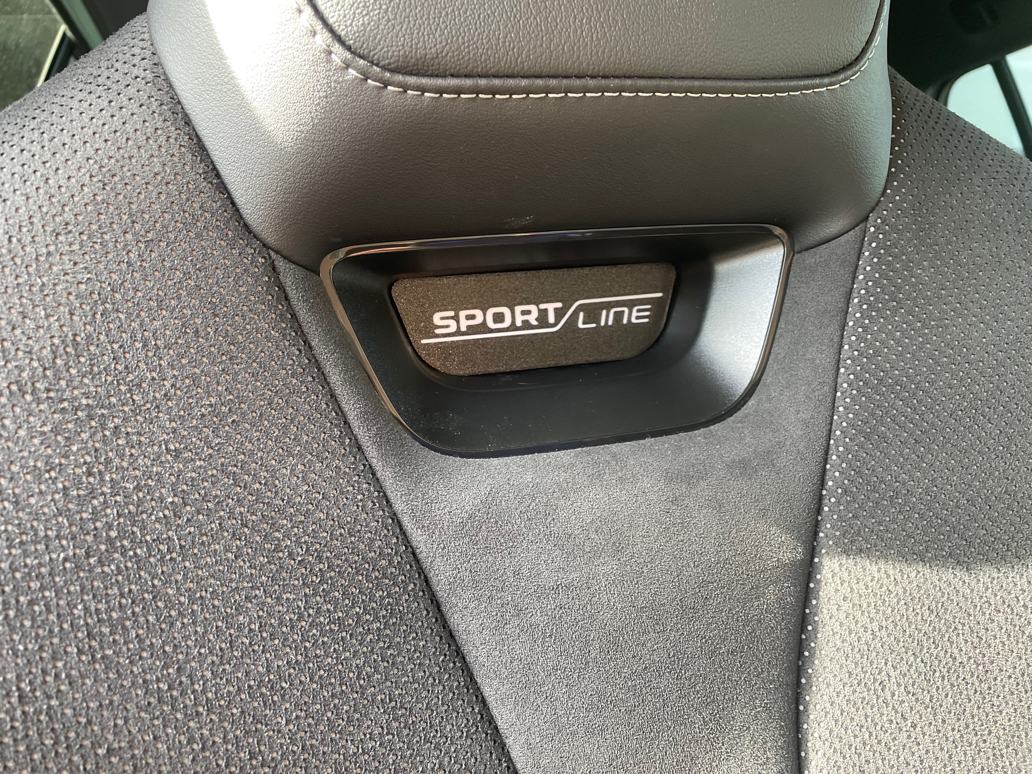 Skoda Enyaq IV Sportline - Headrest Tablet Holder
