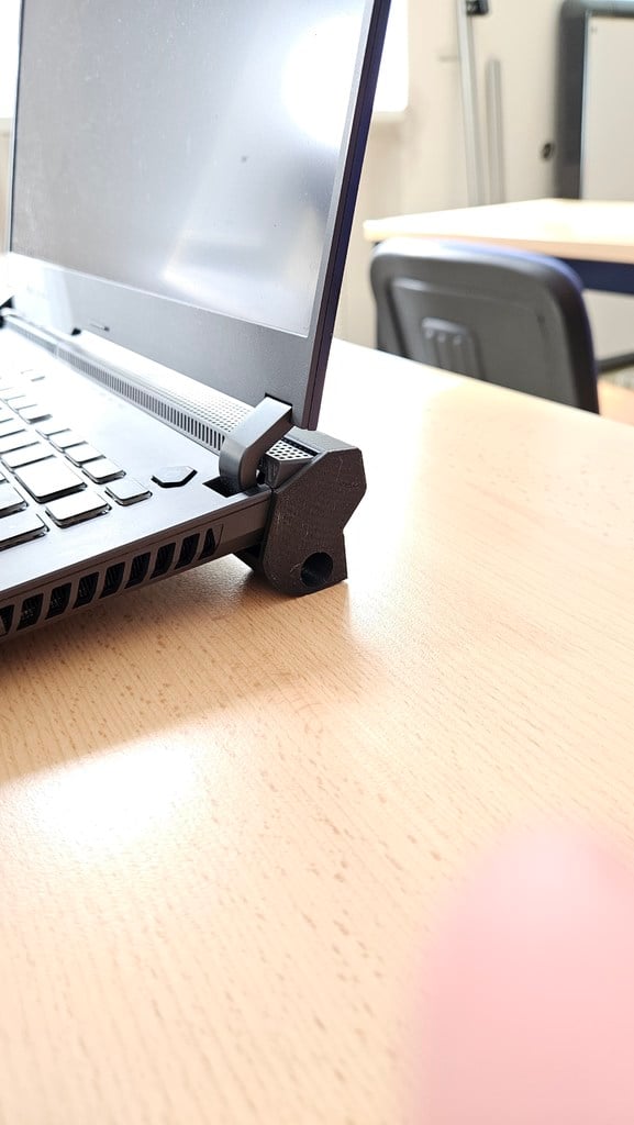 ASUS ROG Strix 15 stand