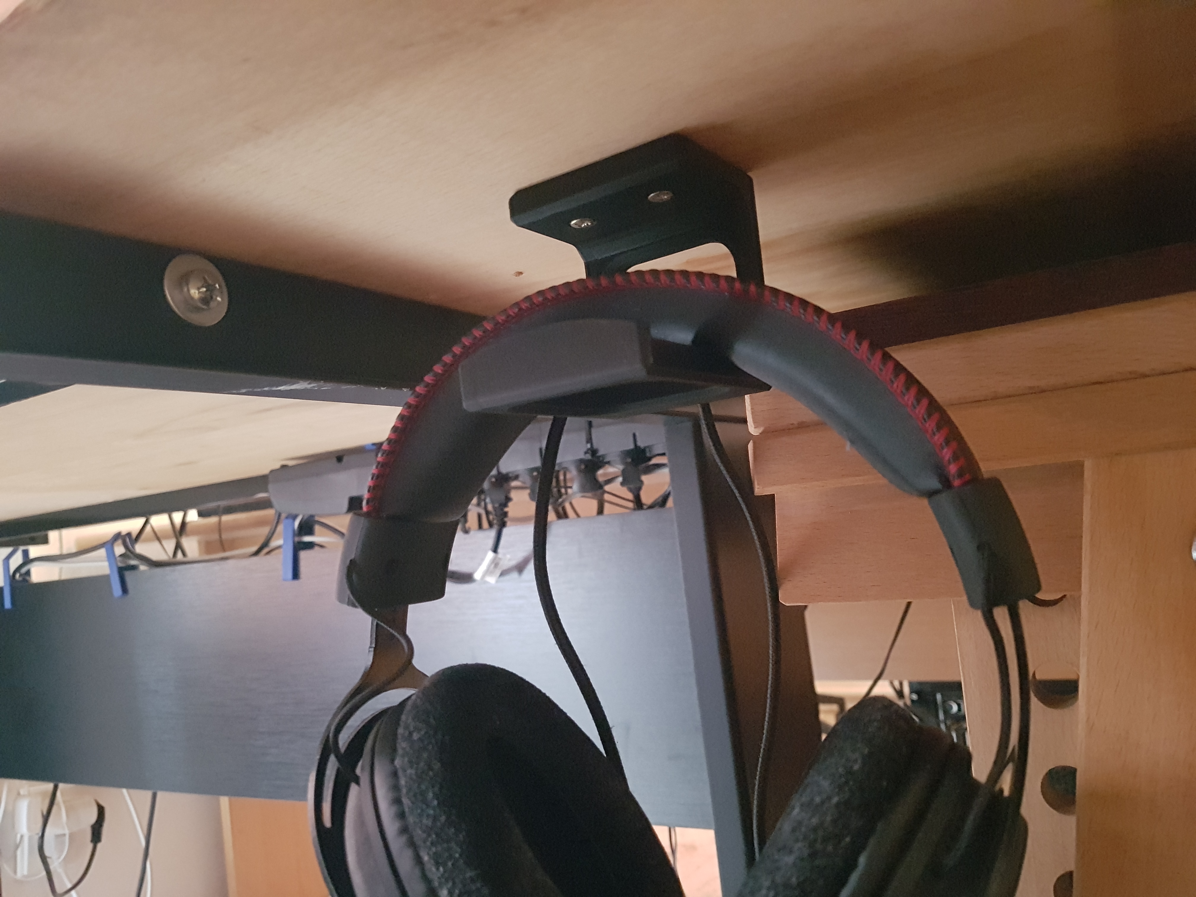 Headphone holder/hanger