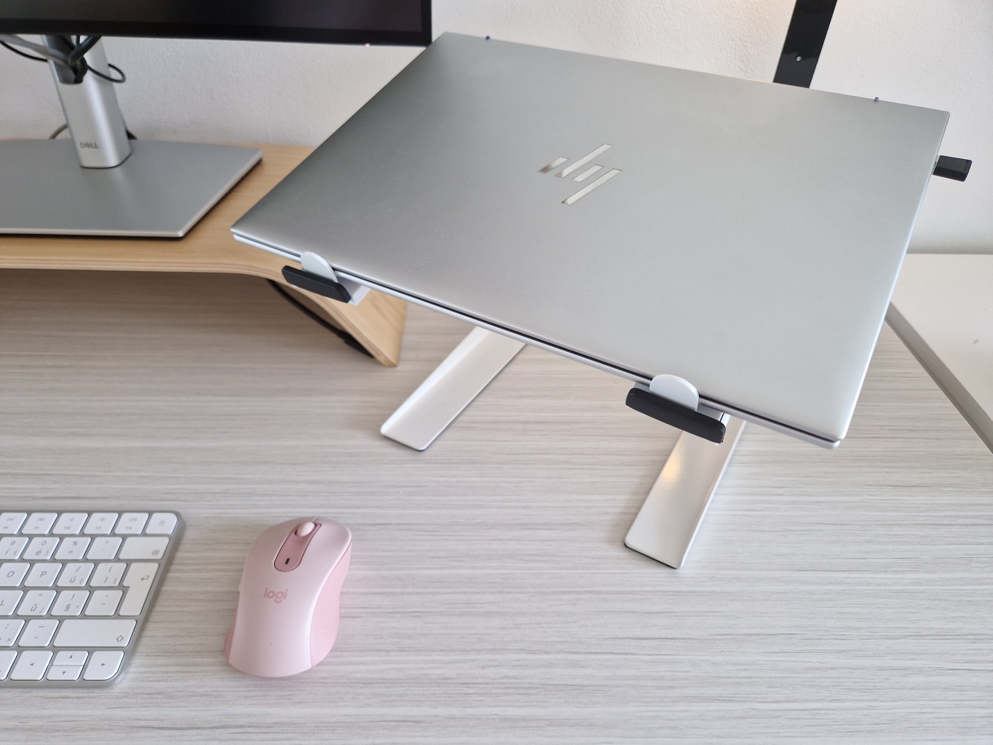 Adam Hall laptop stand additional holding supports