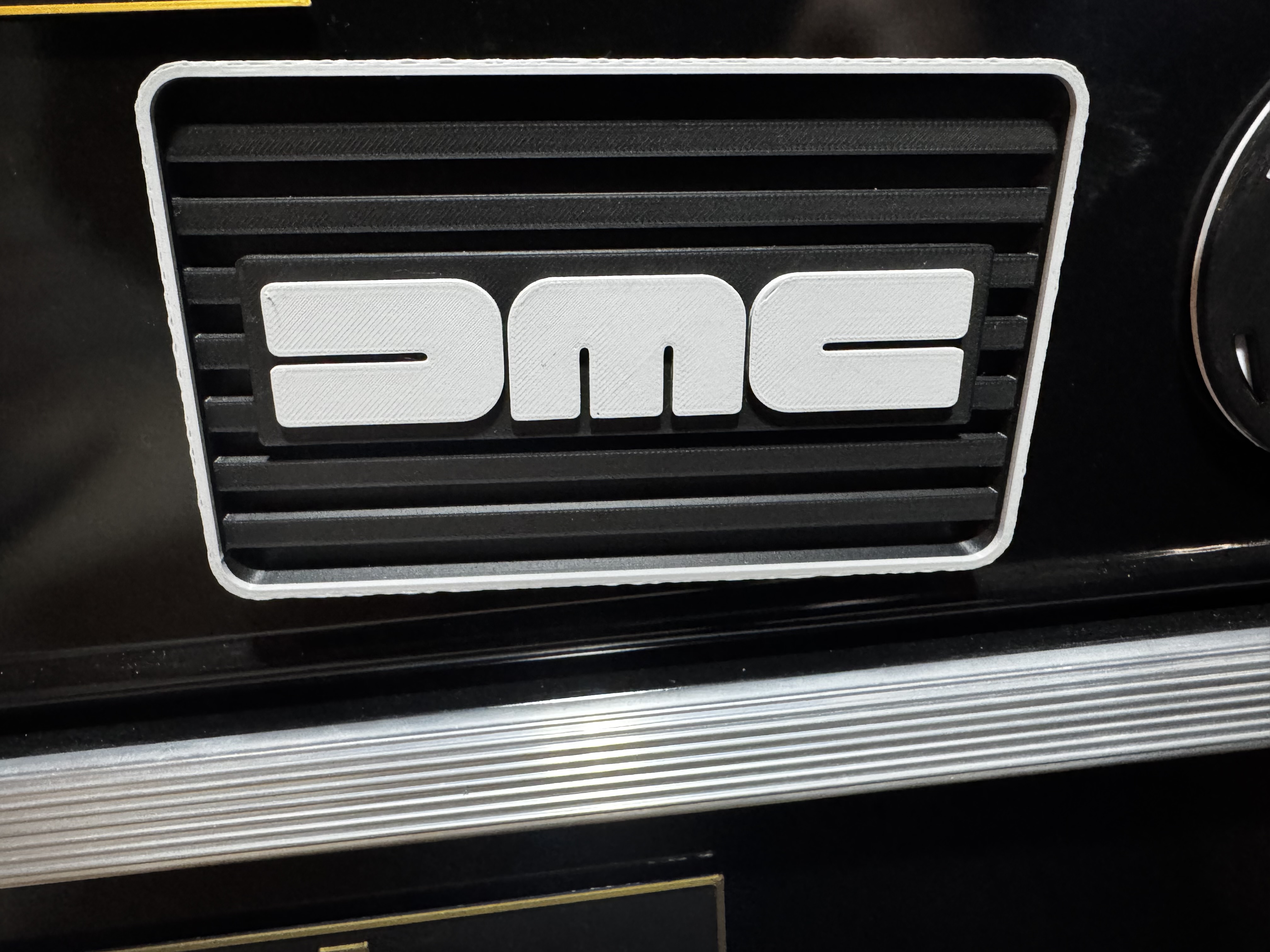 DMC delorean logo