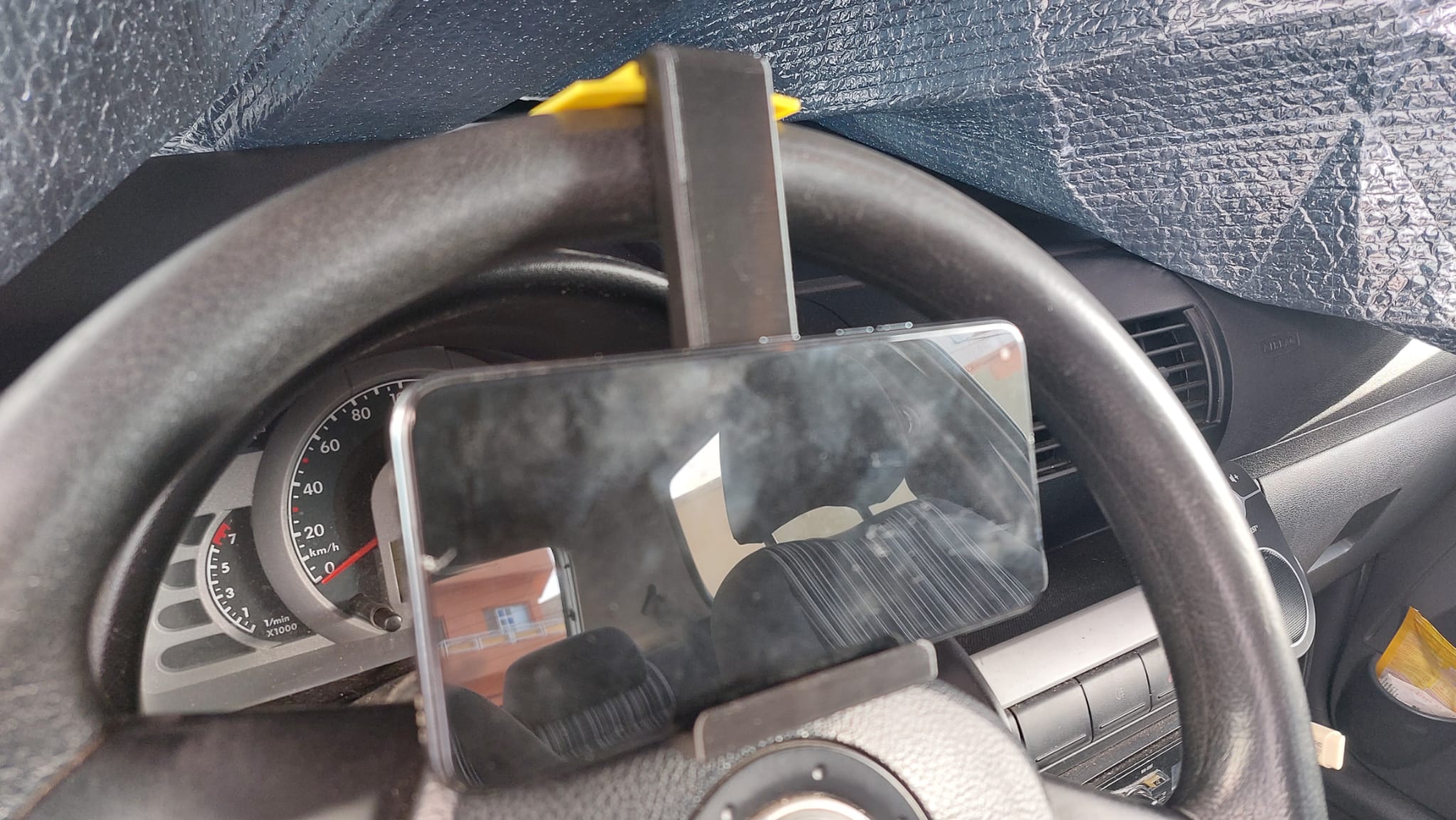 soporte para teléfono en el volante. No necesita soportes