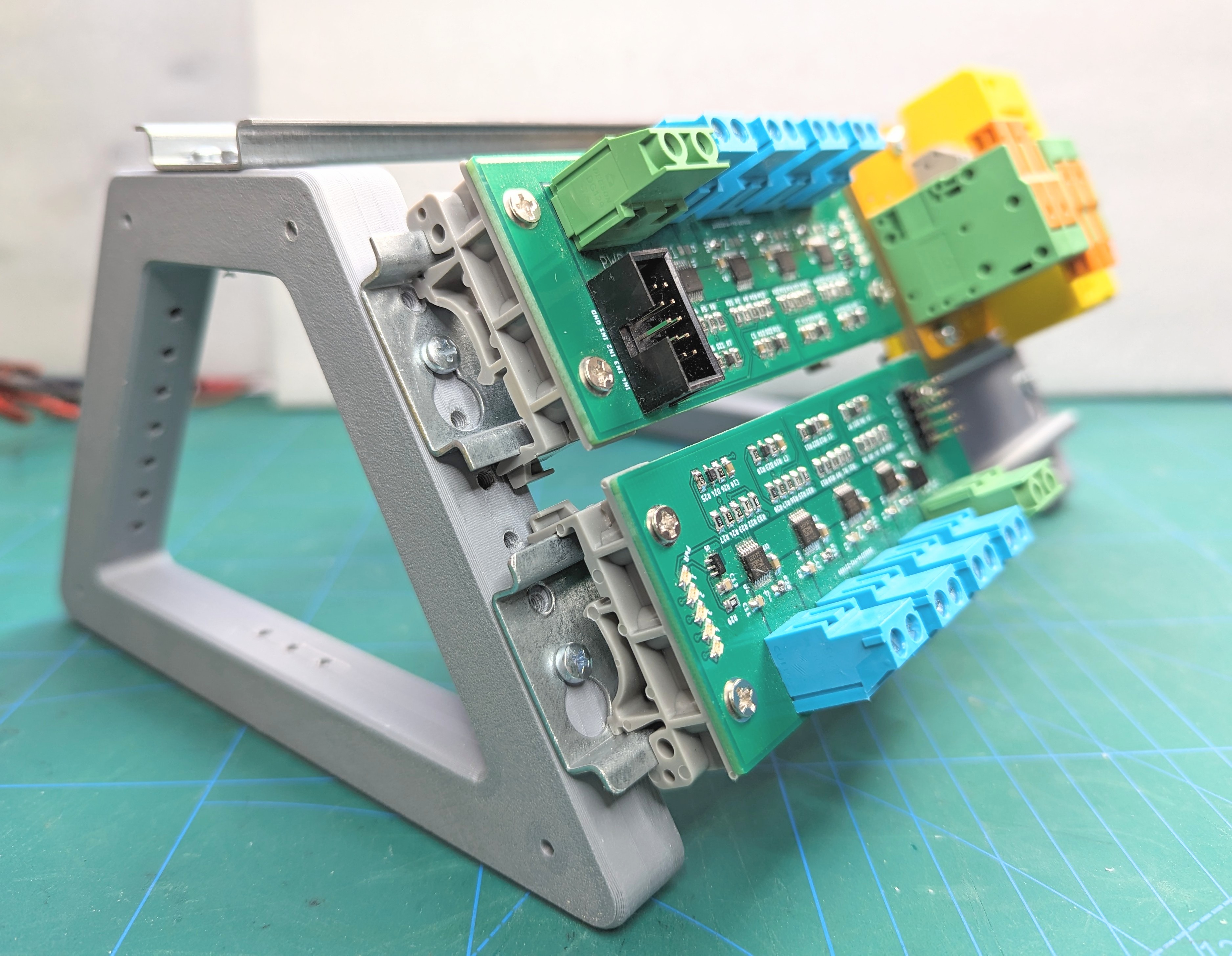 DIN Rail Desktop Stand by Sasha Duric | Download free STL model ...