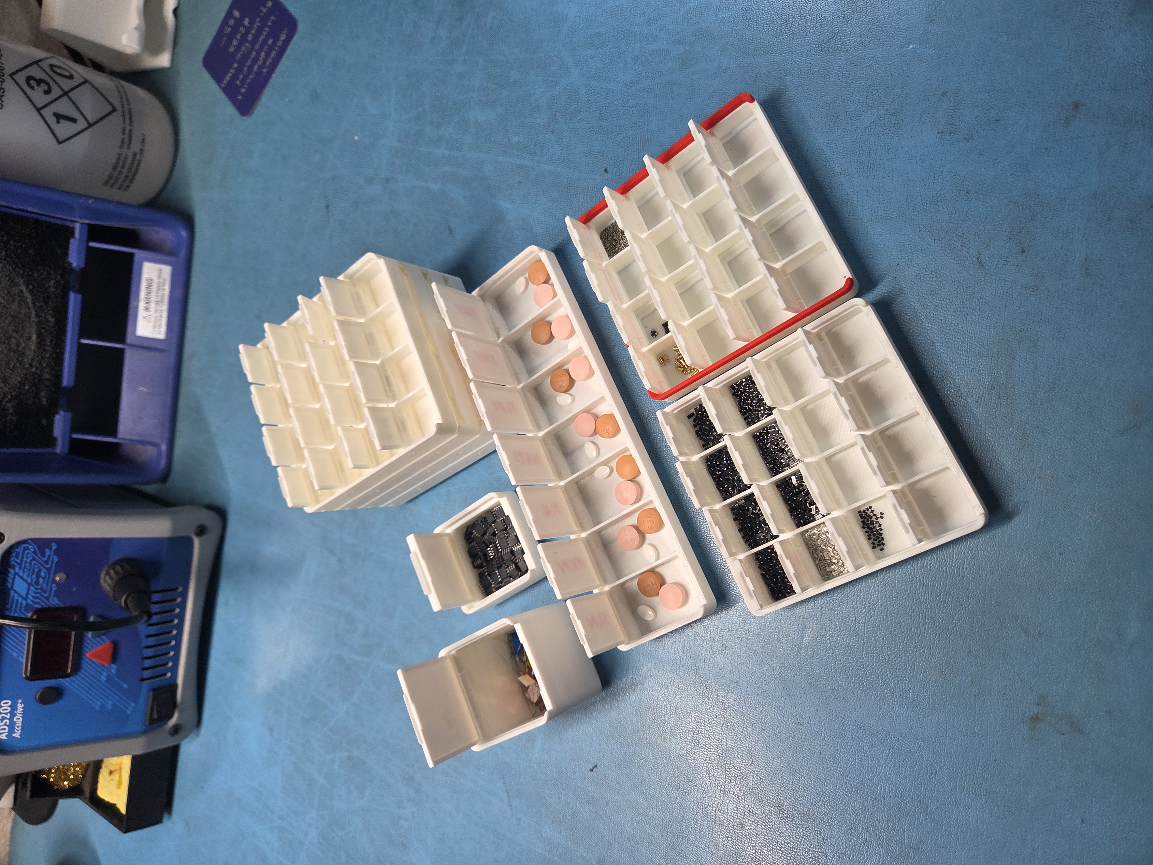 Miniatura 2 do modelo 3D Parametric gridfinity storage sub-bins with snapping lids