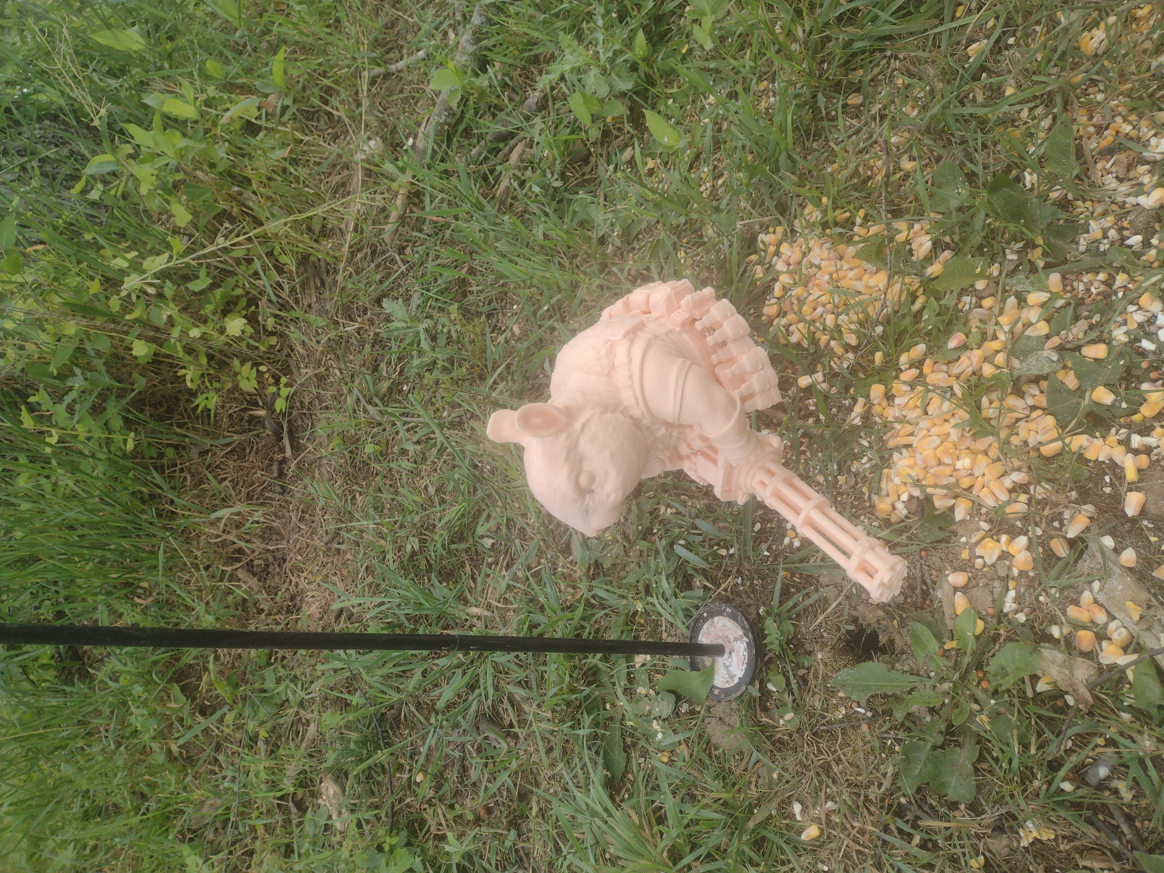 Miniatura 5 do modelo 3D Squirrel Feeder Head with Mini Gun