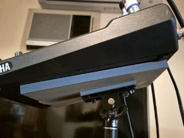 Yamaha MG10XU Mixer and BMS-10A mic stand adaptor easy attach and release mechanism