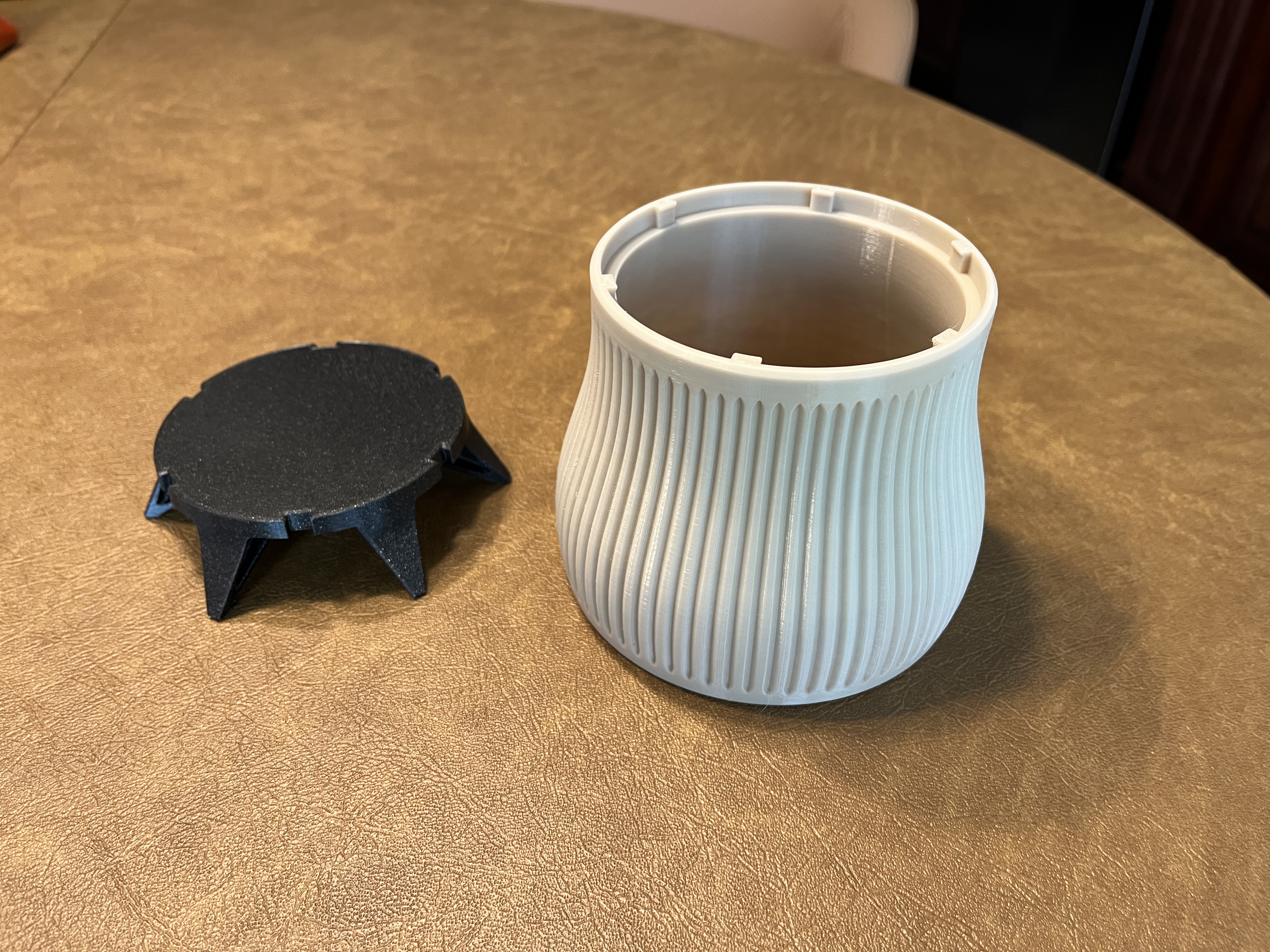 Miniatura 2 do modelo 3D Planter with legs