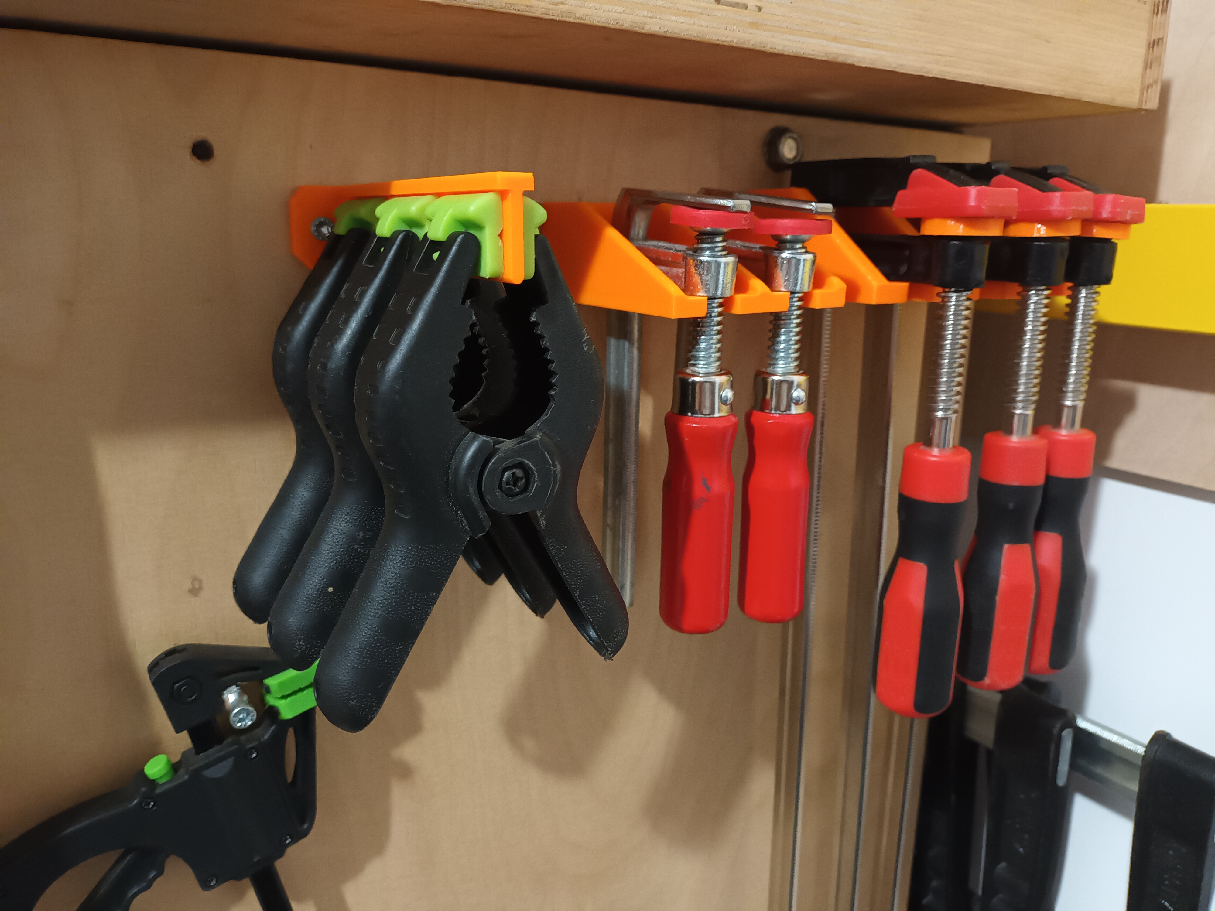 Spring clamp holder