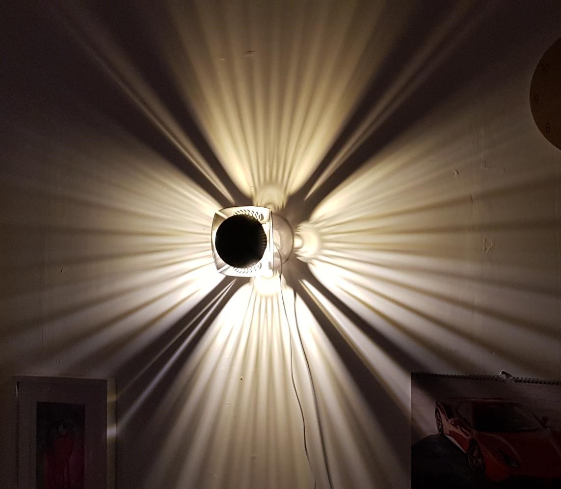 Wall lamp with interchangeable geometric projections | snap-fit assembly