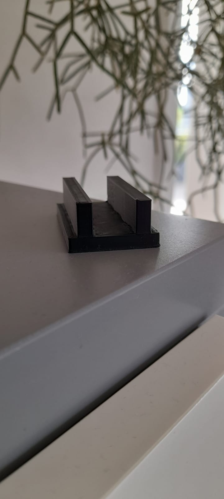Minimalistic phonestand