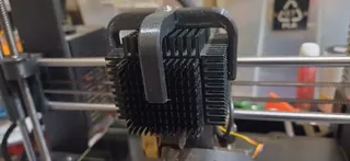 Three-prong extruder motor heatsink clamp