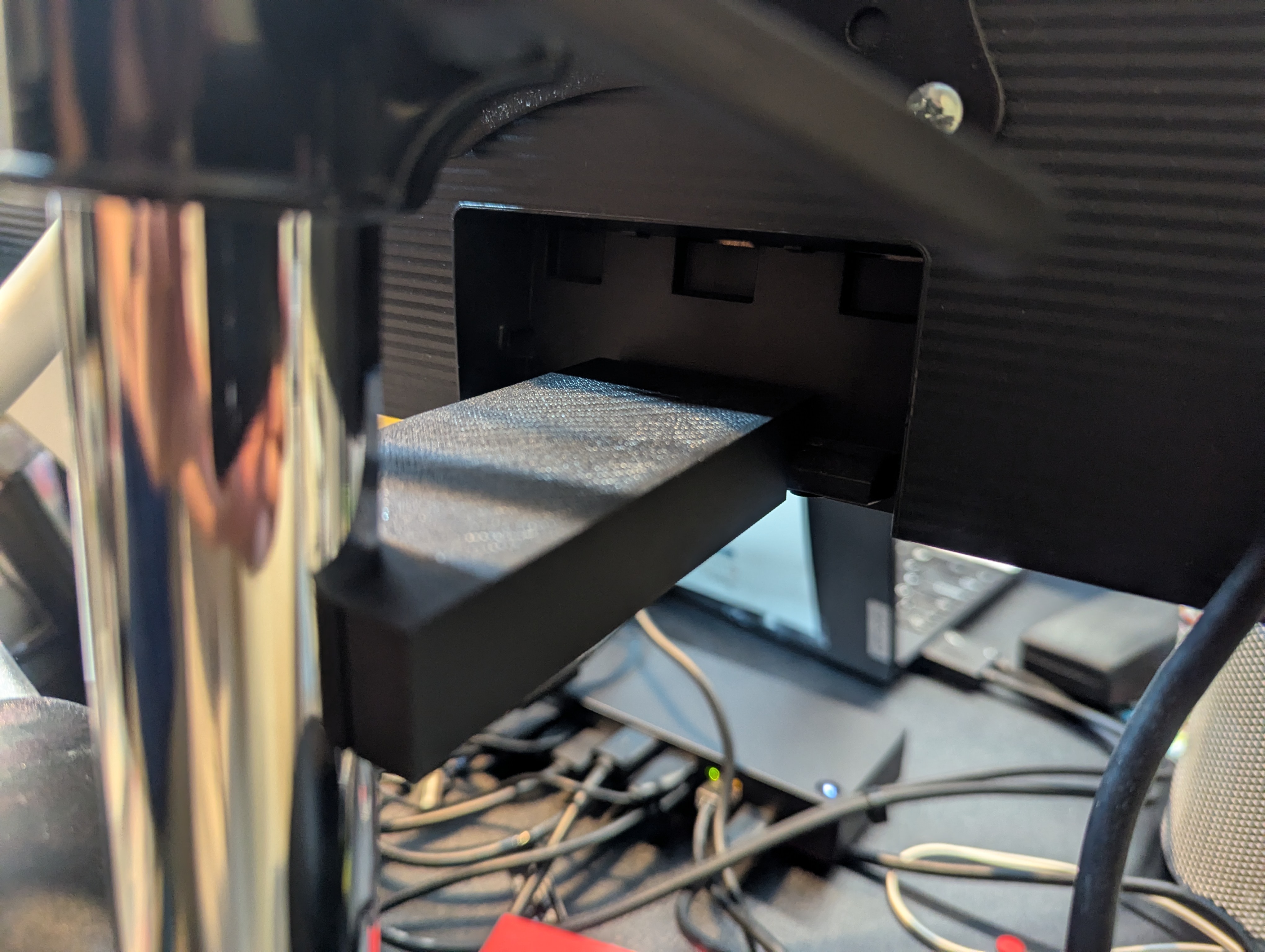 Monitor Stabilizer for center monitor on arm