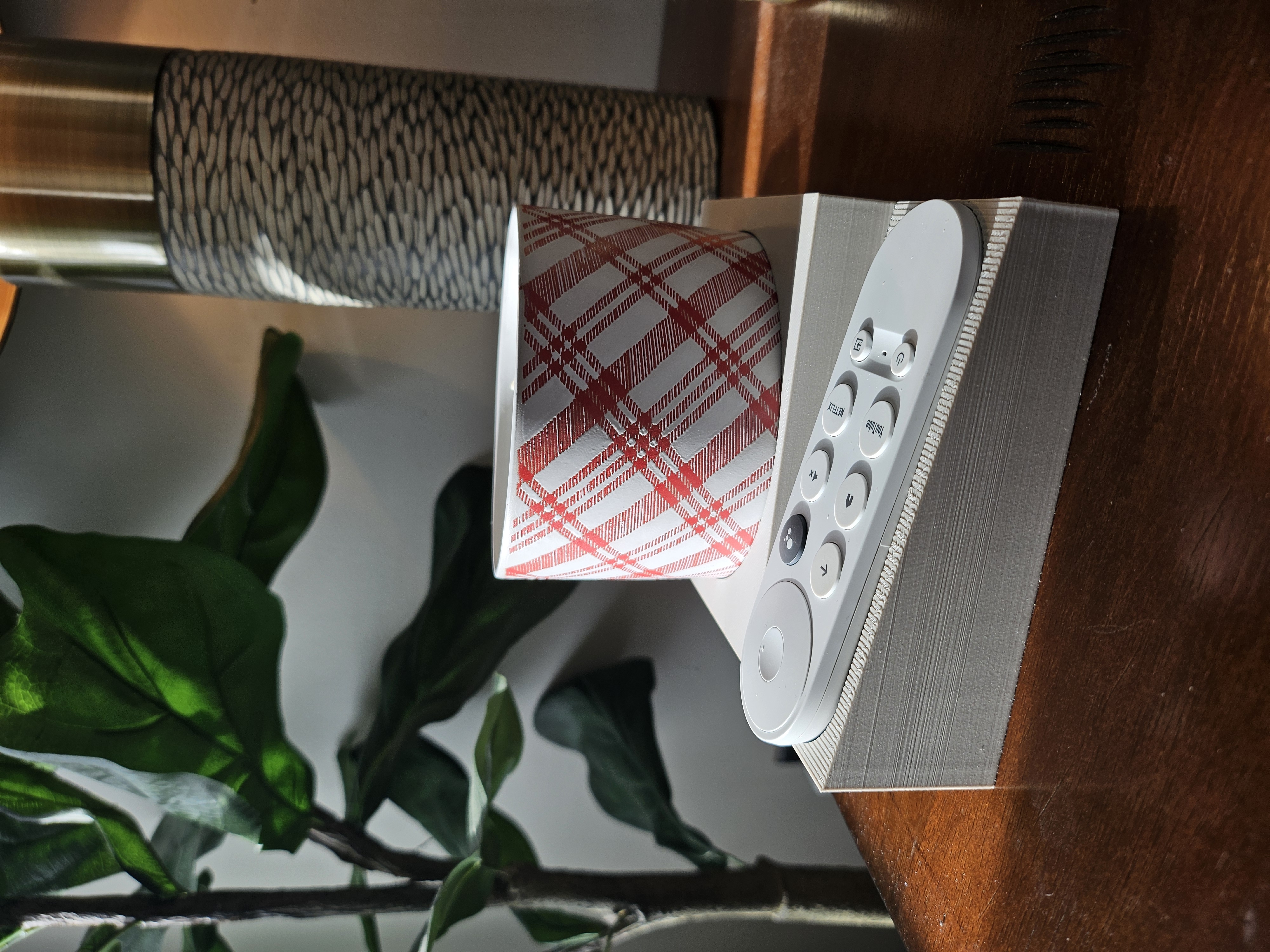 Miniatura 2 do modelo 3D Chromecast Remote Holder