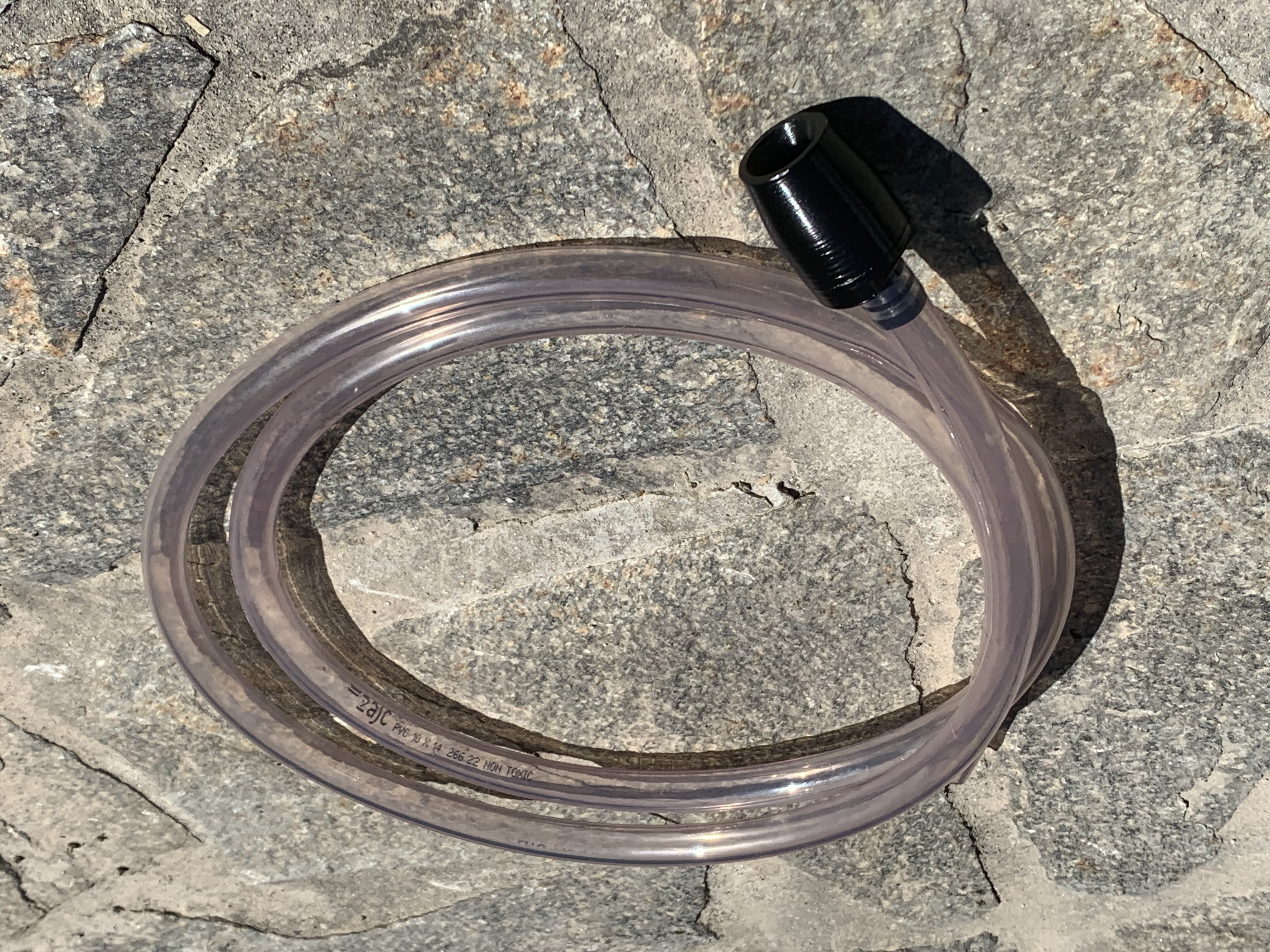Jiggle siphon - use gravity to pump fuel and liquids (+ video)