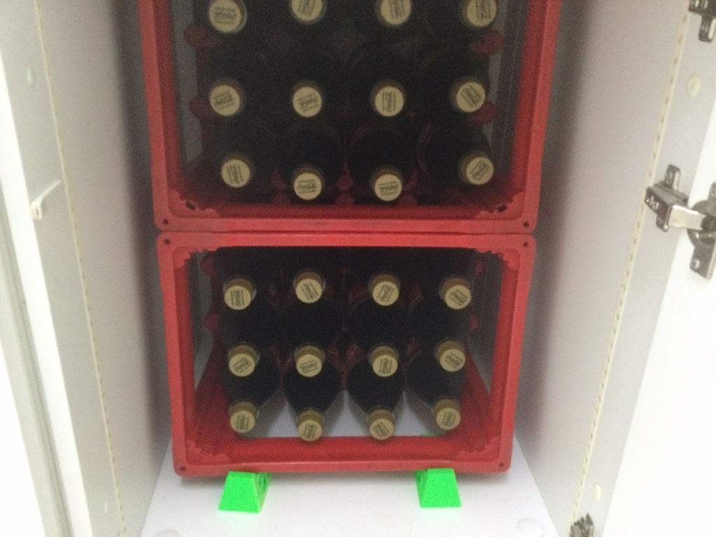 Miniatura 2 do modelo 3D Simplistic Bottle Crate Stand