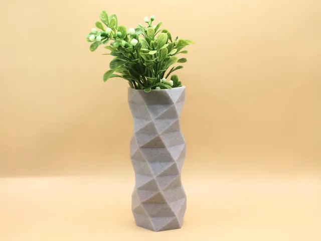 Low Poly Vase - Skinny