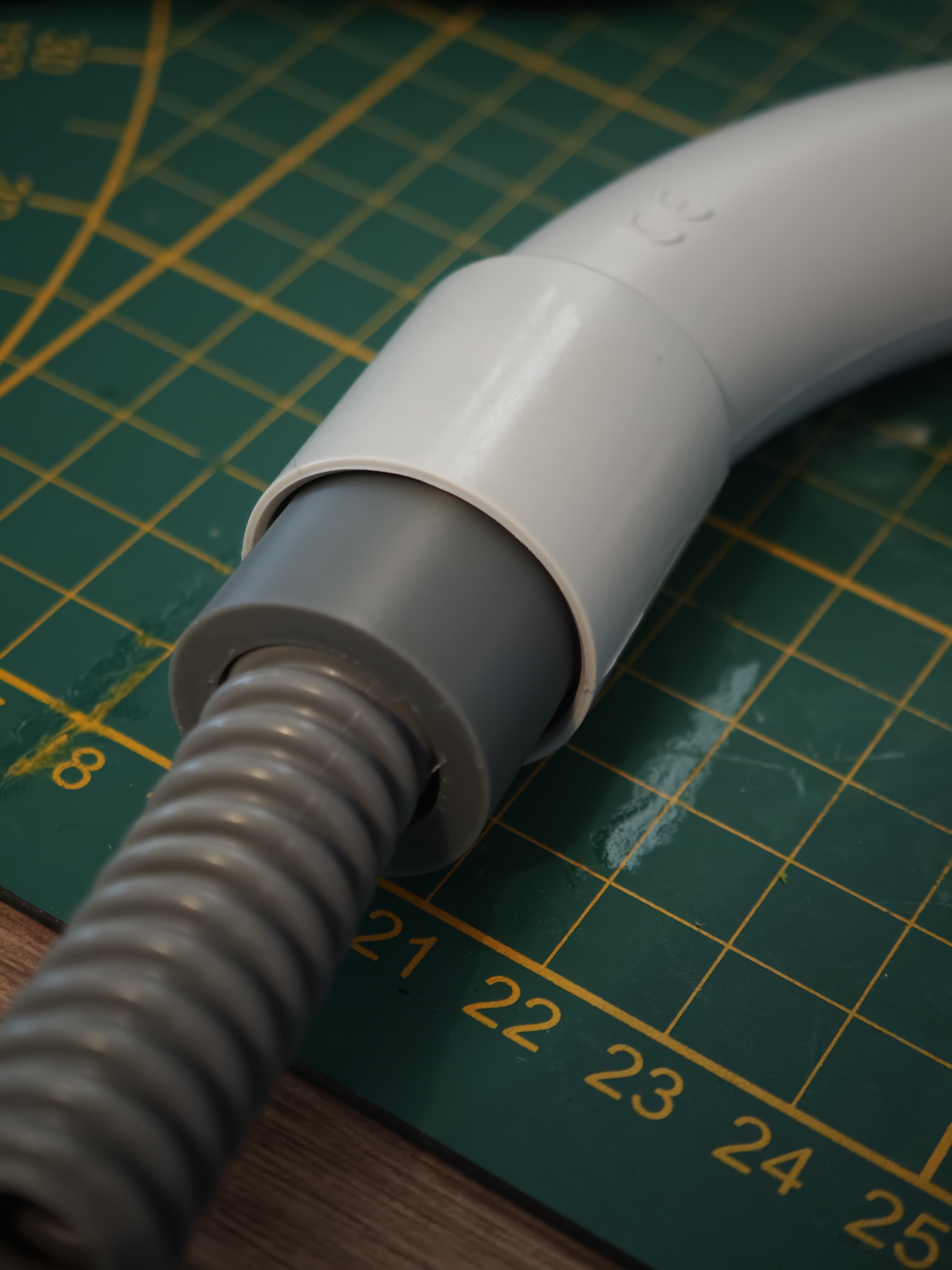Rohrinnenadapter von einem festen PVC Rohr für ein Elektroinstallationsschlauch