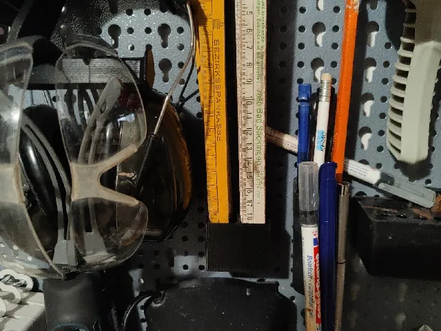 Dual ruler holder for pegboard (Küpper)