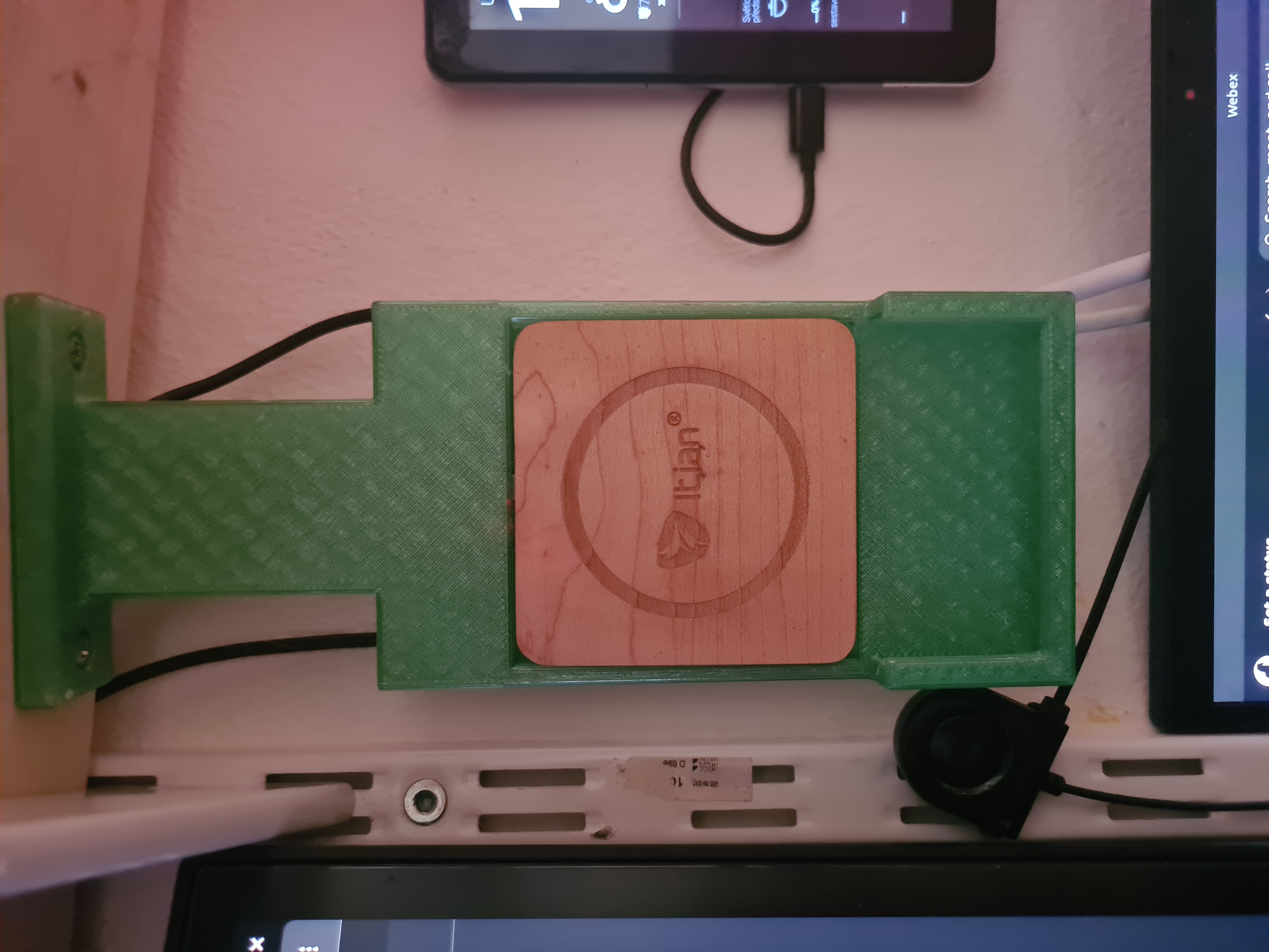 Parameterizable phone charging hanger — thumbnail 2