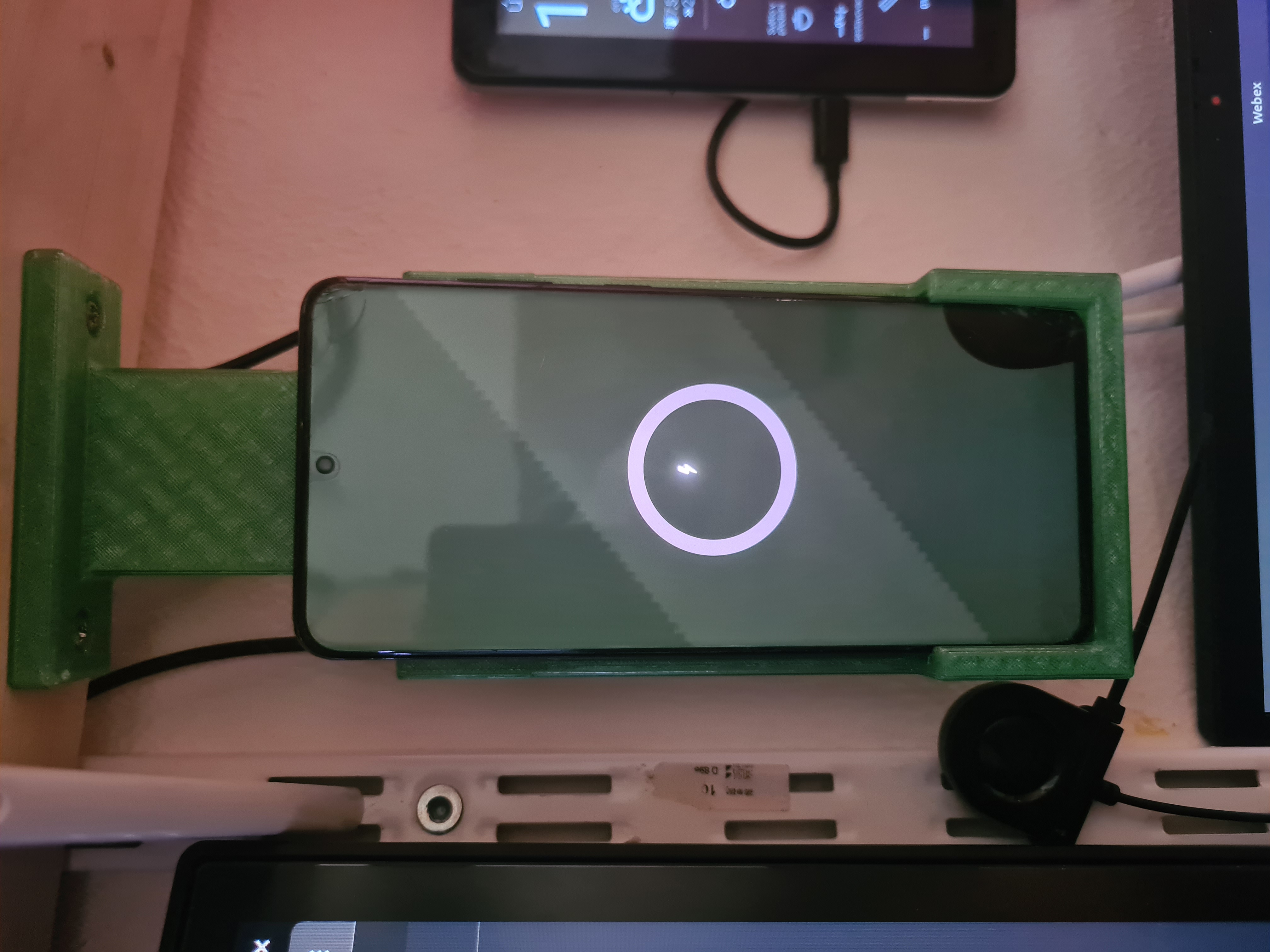 Parameterizable phone charging hanger