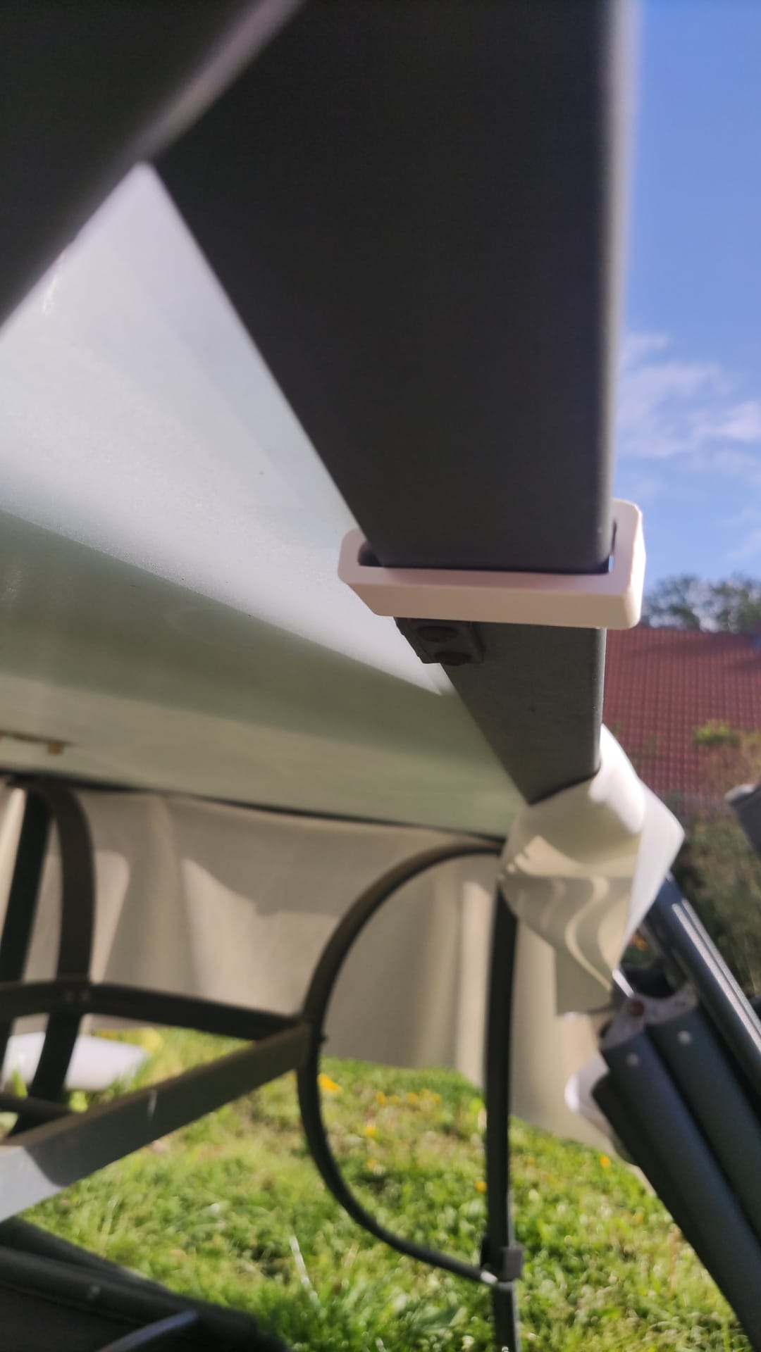 Clip for garden tablecloth (glass table)